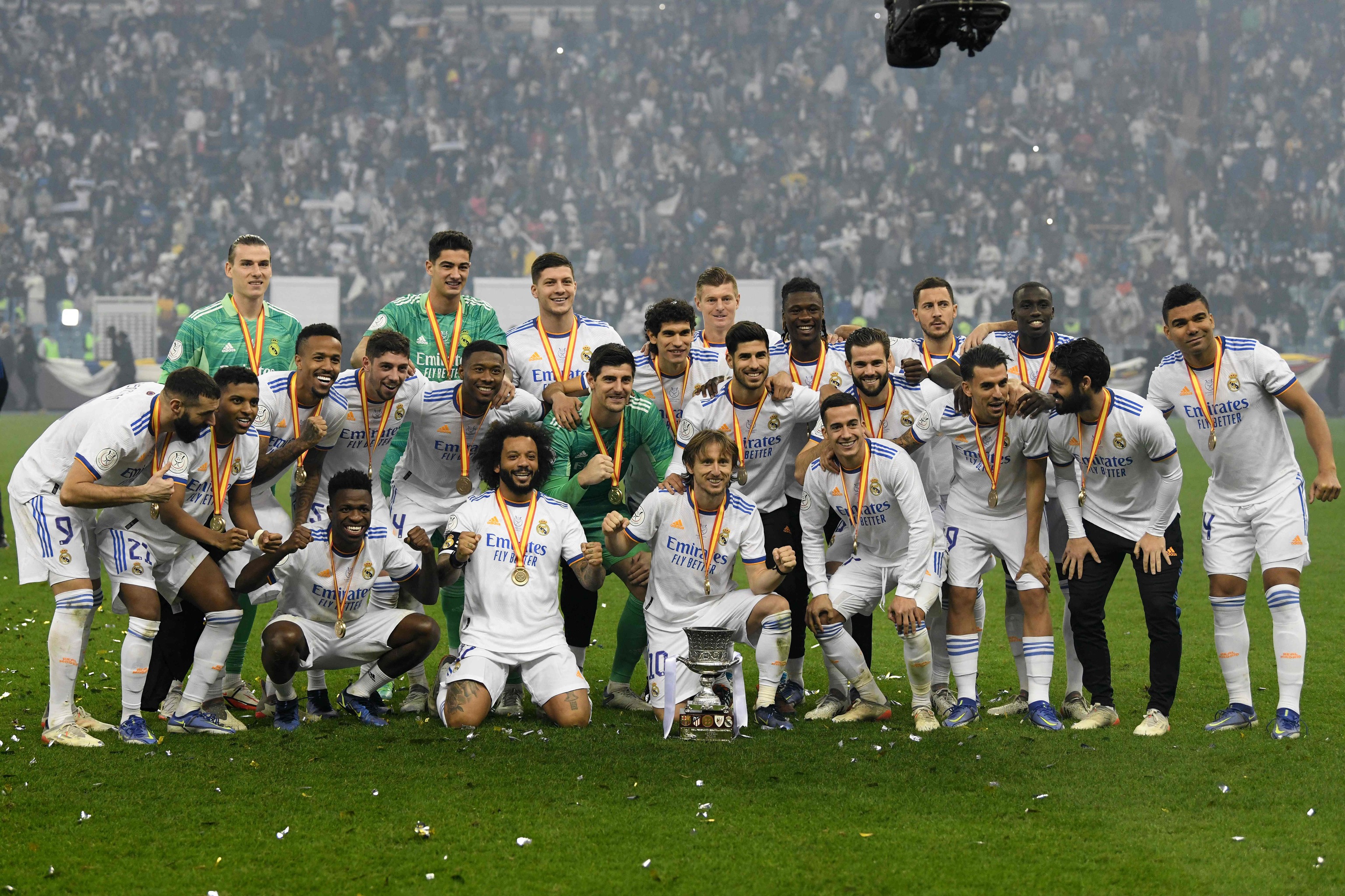 Los jugadores del Real Madrid celebran la Supercopa en Riad.