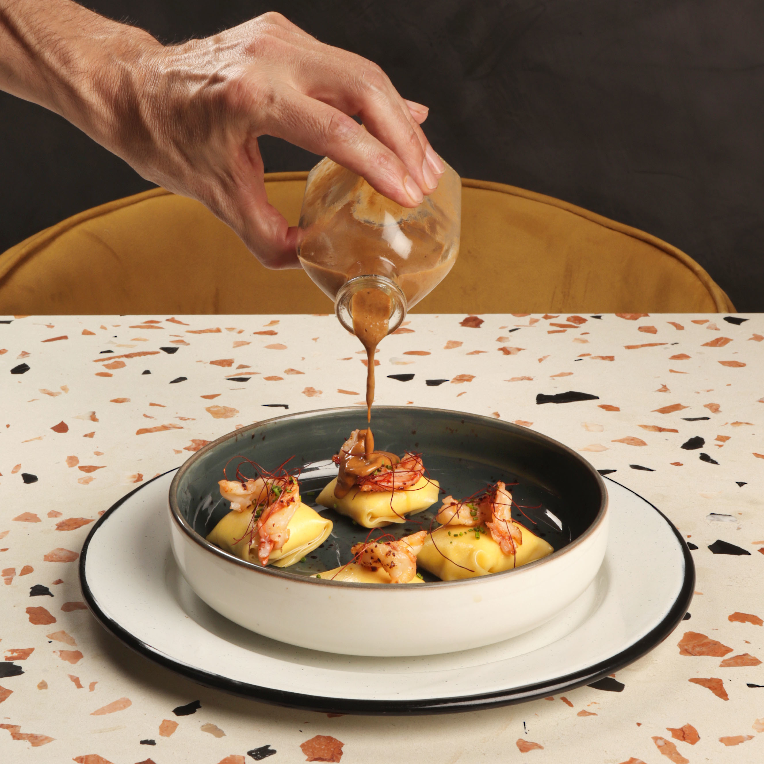 Ravioli de parmesano en infusión de albahaca con gambón salteado y crema de marisco, en La Lupa.