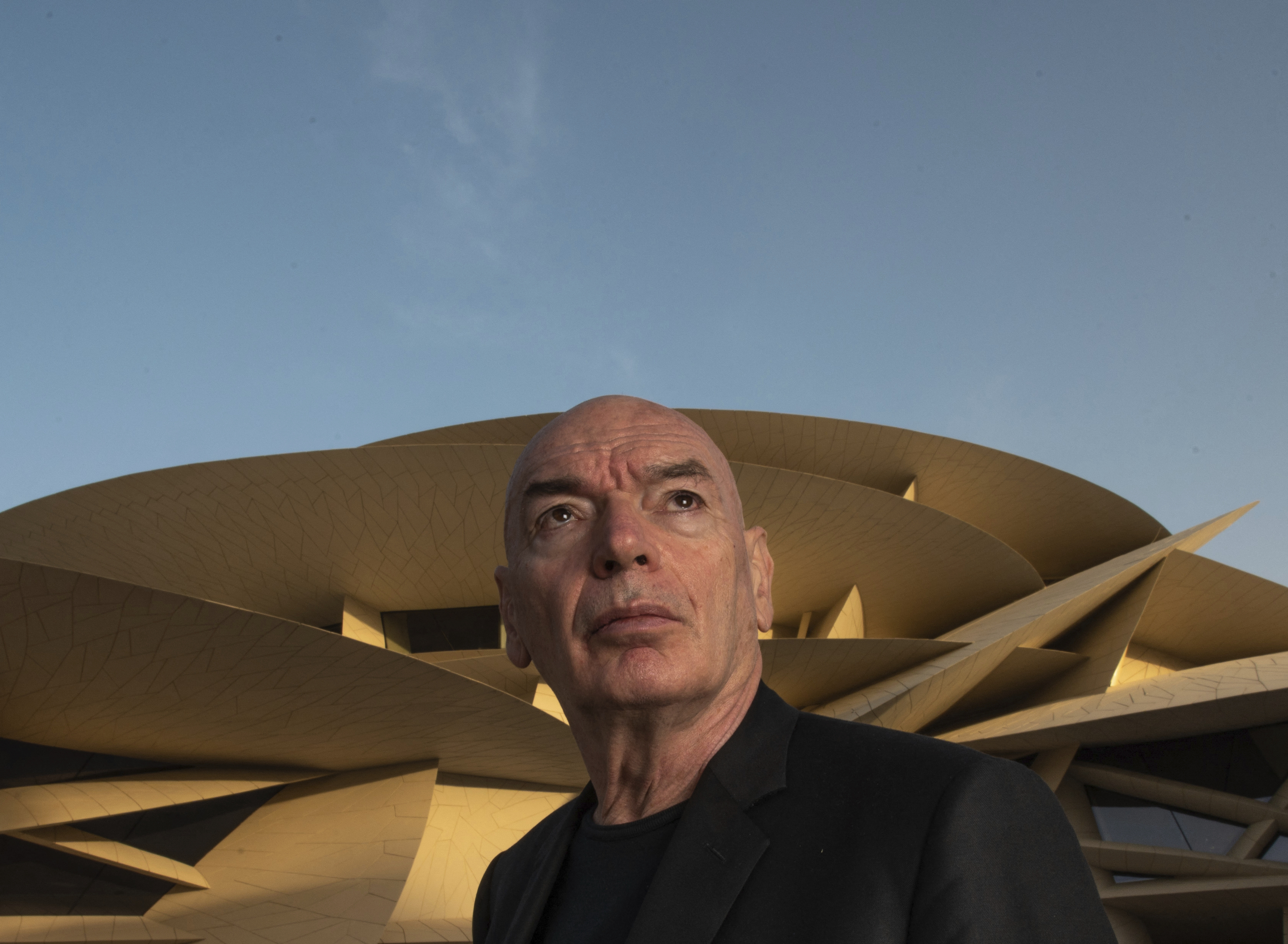 El arquitecto Jean Nouvel con el Museo Nacional de Qatar de fondo.