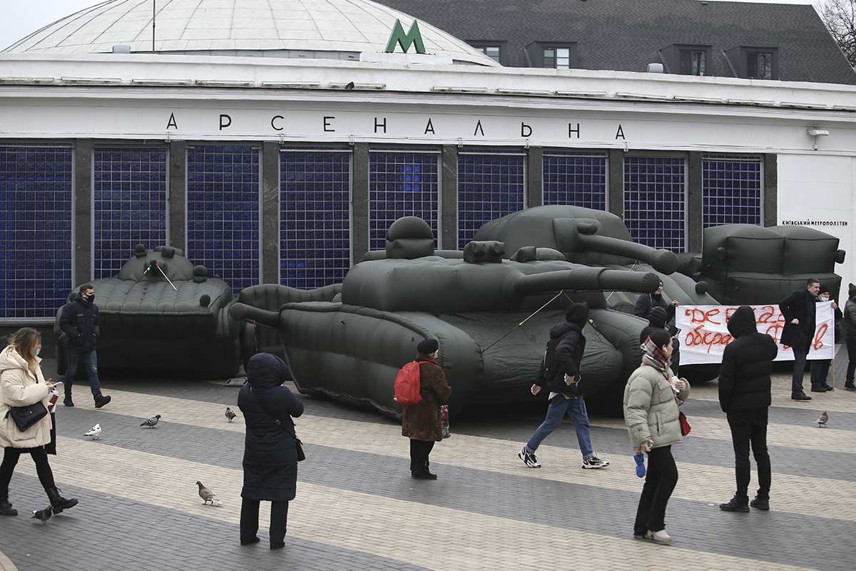 Tanques de goma expuestos en las calles de Kiev.
