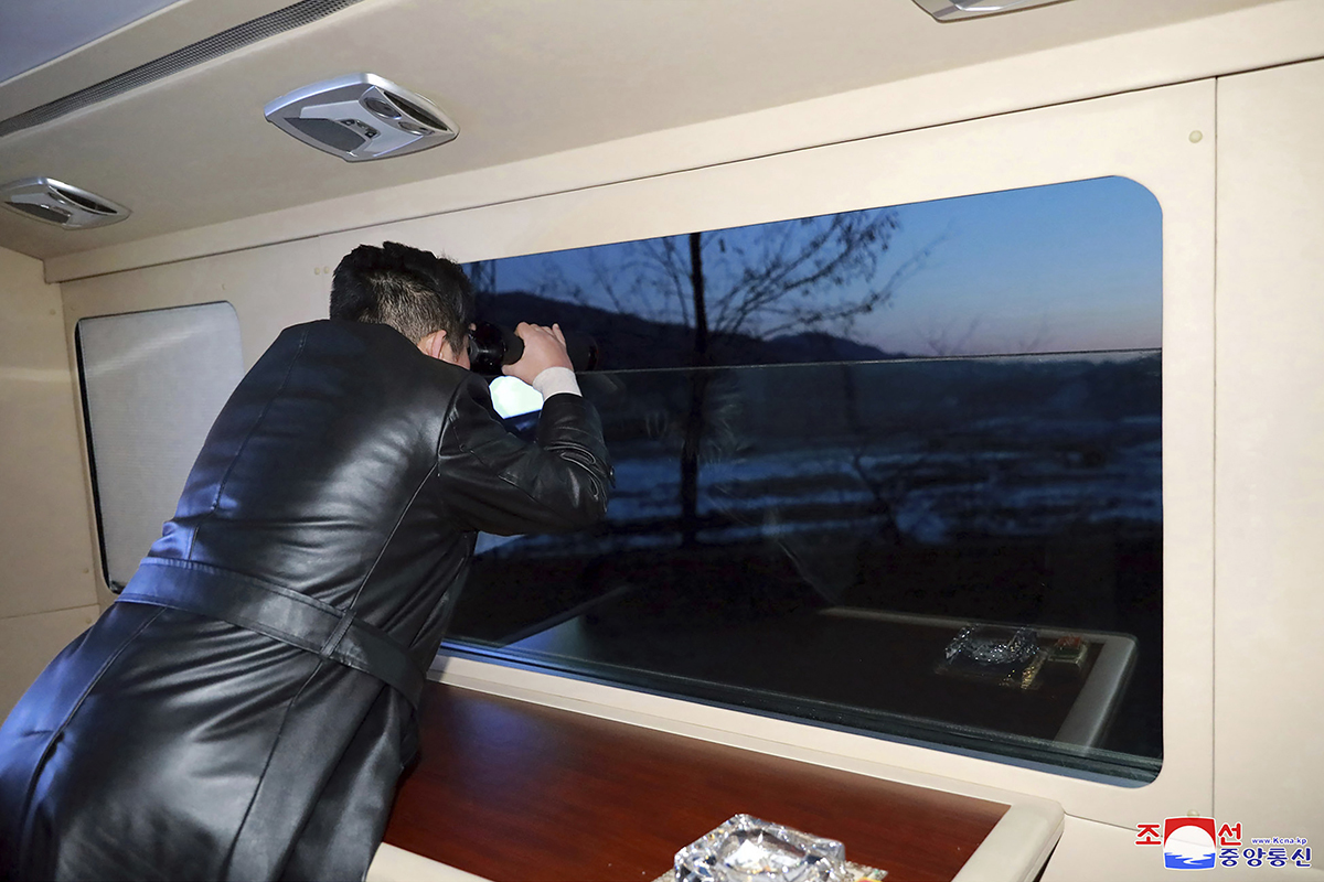Kim Jong-un observa el lanzamiento de un misil.