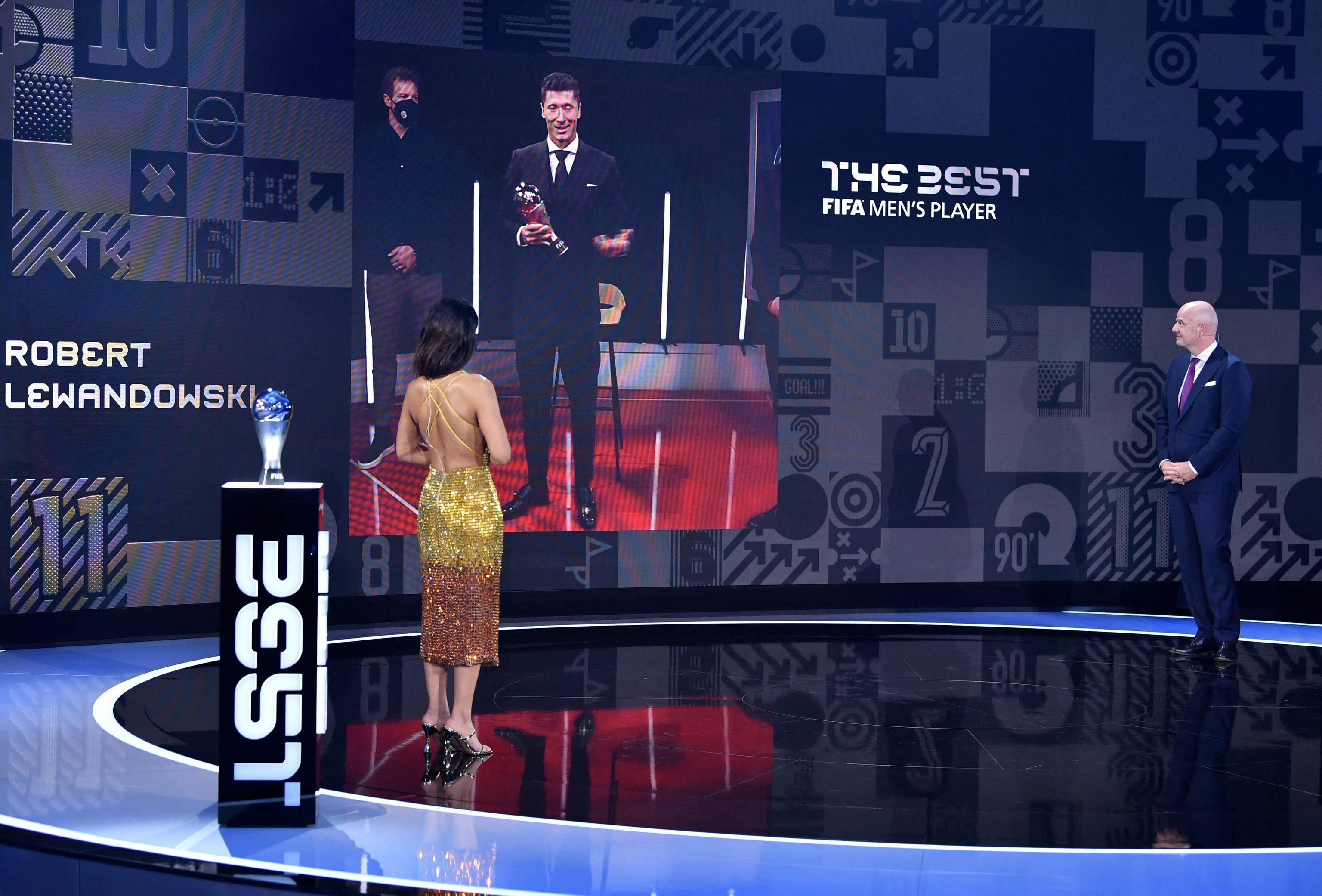 Lewandowski (en pantalla), con el premio The Best.