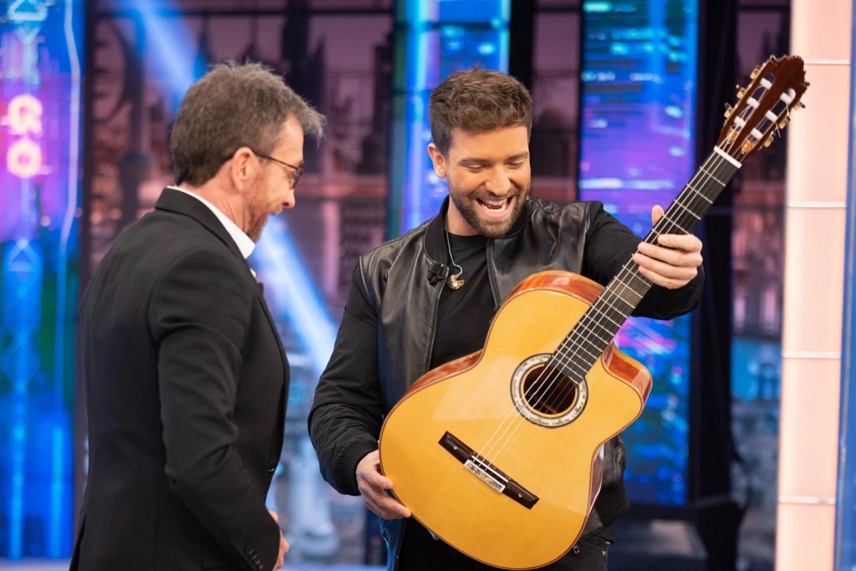 El Hormiguero le regala a Pablo Alborn una guitarra que estren en directo.