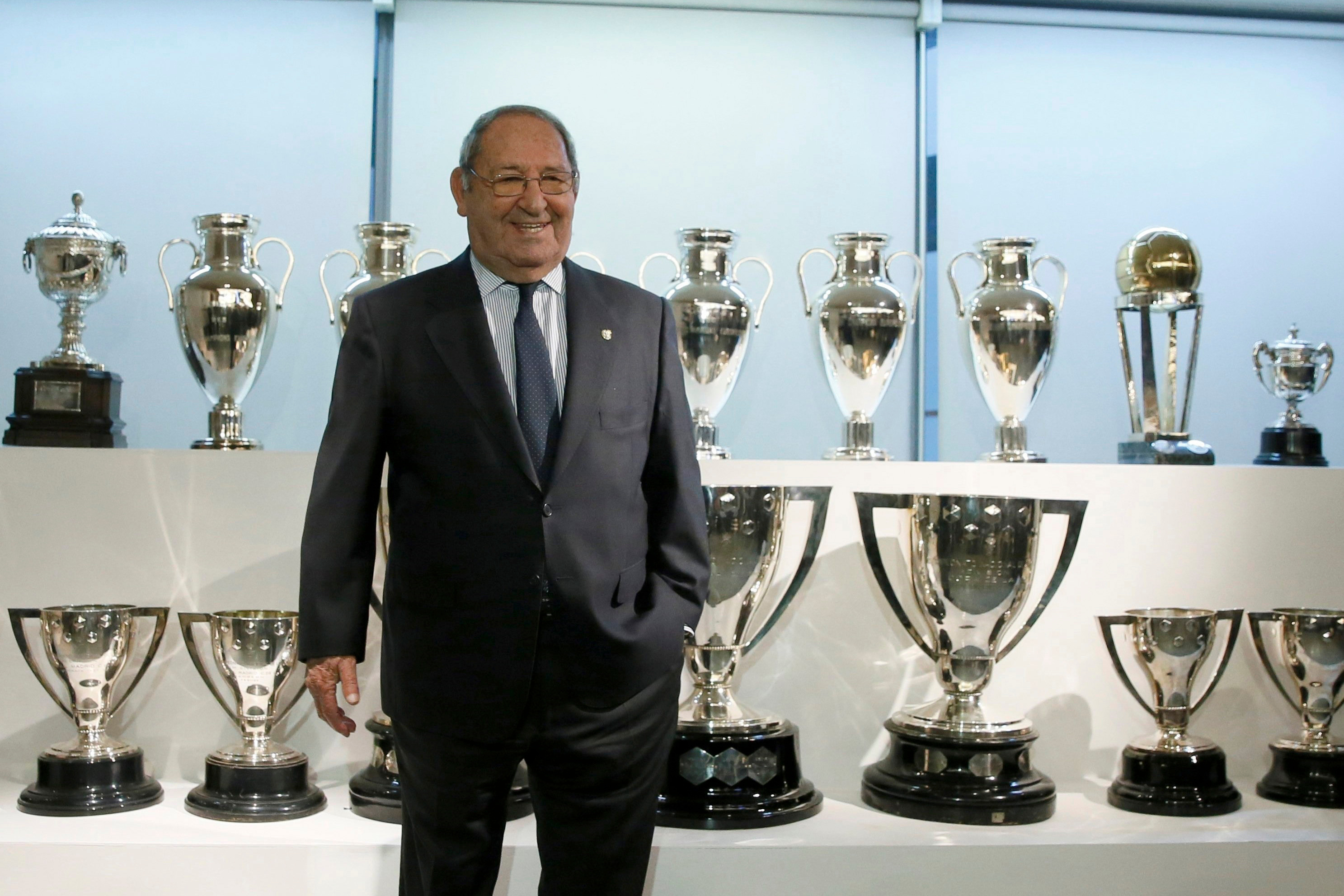 Gento, en una imagen de 2016, con sus trofeos conquistados en el Madrid.