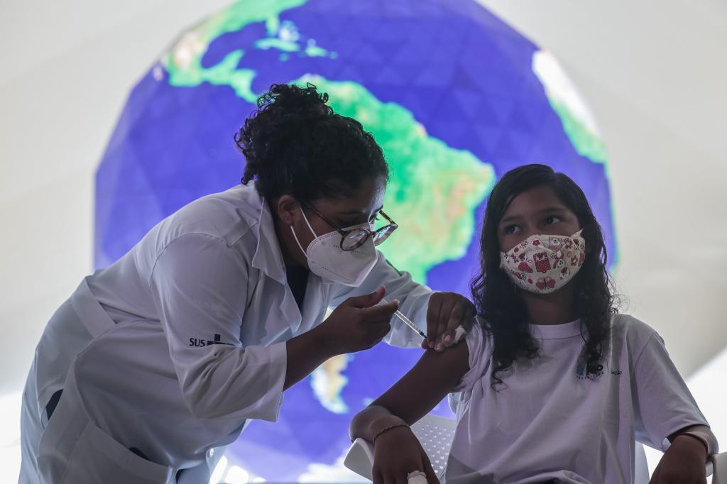 Una niña recibe una vacuna contra la covid-19 hoy, en el Museo del Mañana, en Río de Janeiro (Brasil).