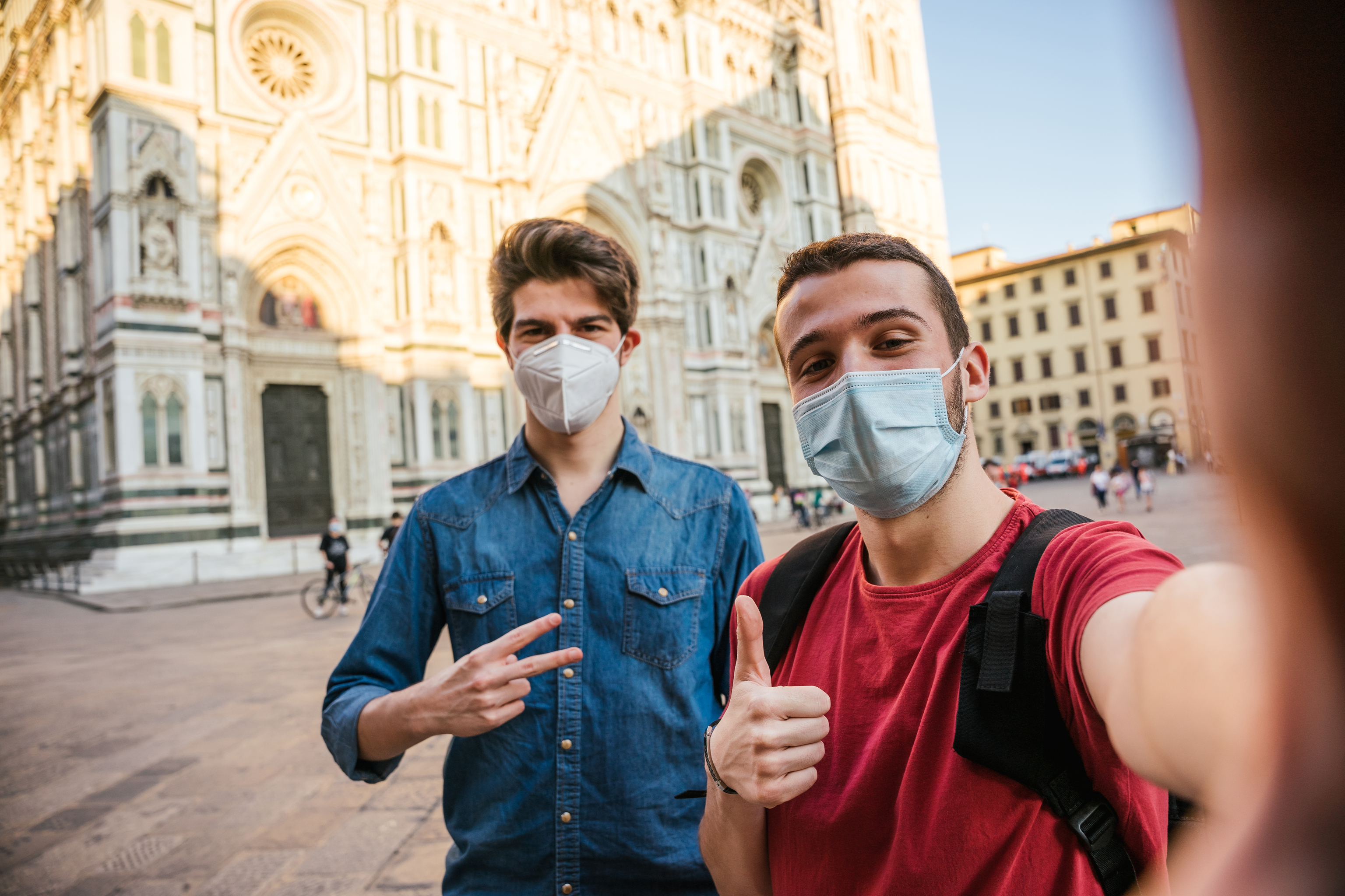 Dos turistas frente al Santa Maria del Fiore de Florencia.