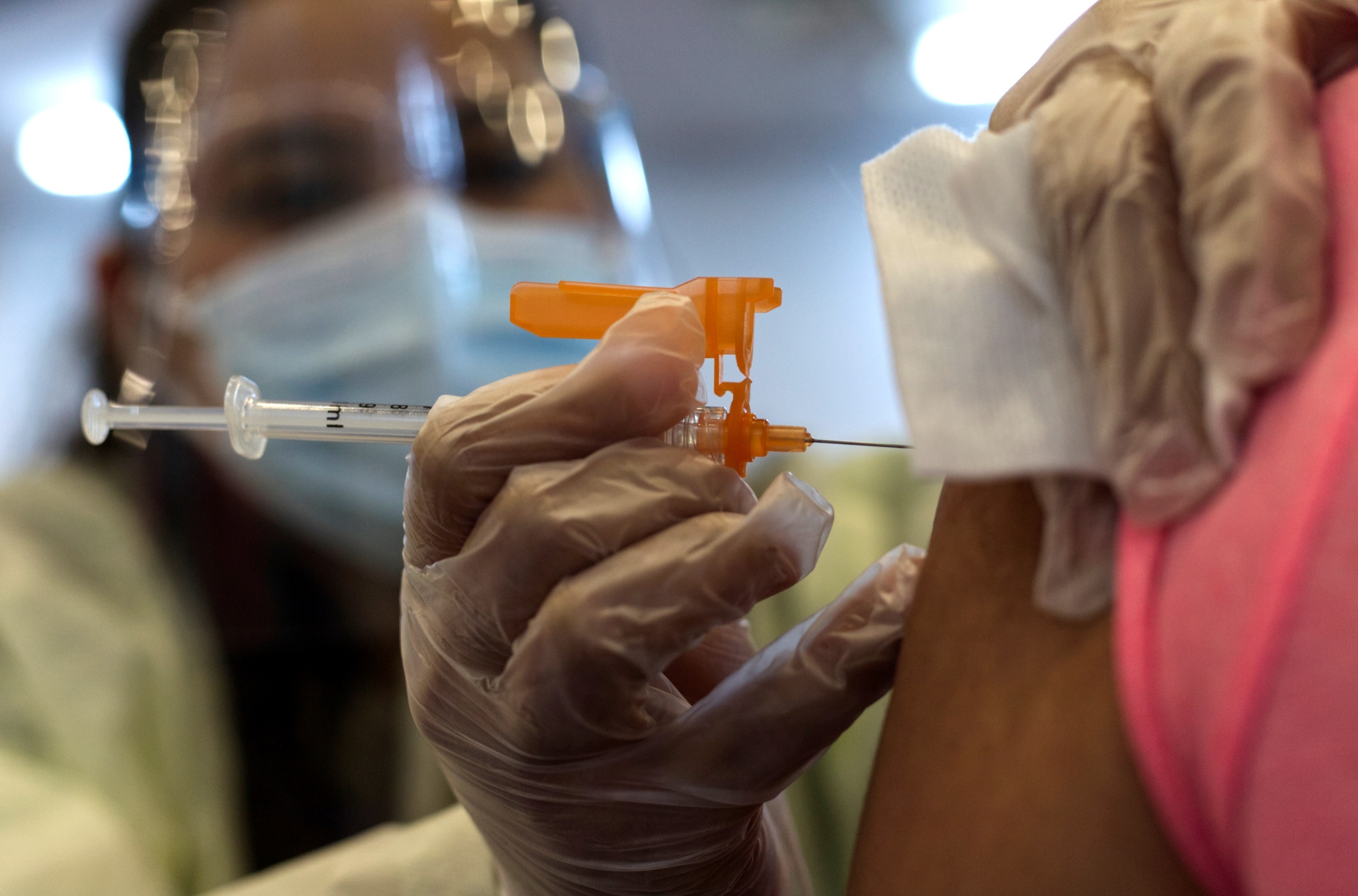 Una enfermera aplica una dosis de la vacuna de Moderna contra el Covid-19.