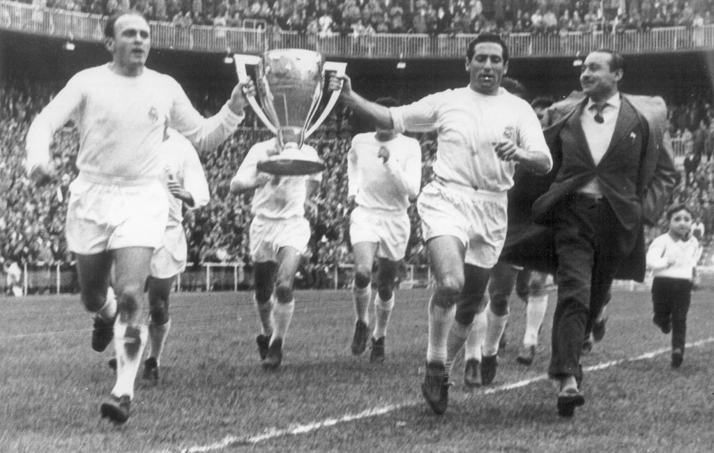 Di Stéfano y Gento, con el trofeo de  la Liga de 1962.