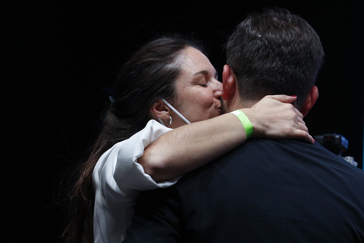 Irina Karamanos besa a Gabriel Boric, tras convertirse en presidente electo, el pasado diciembre en Santiago.