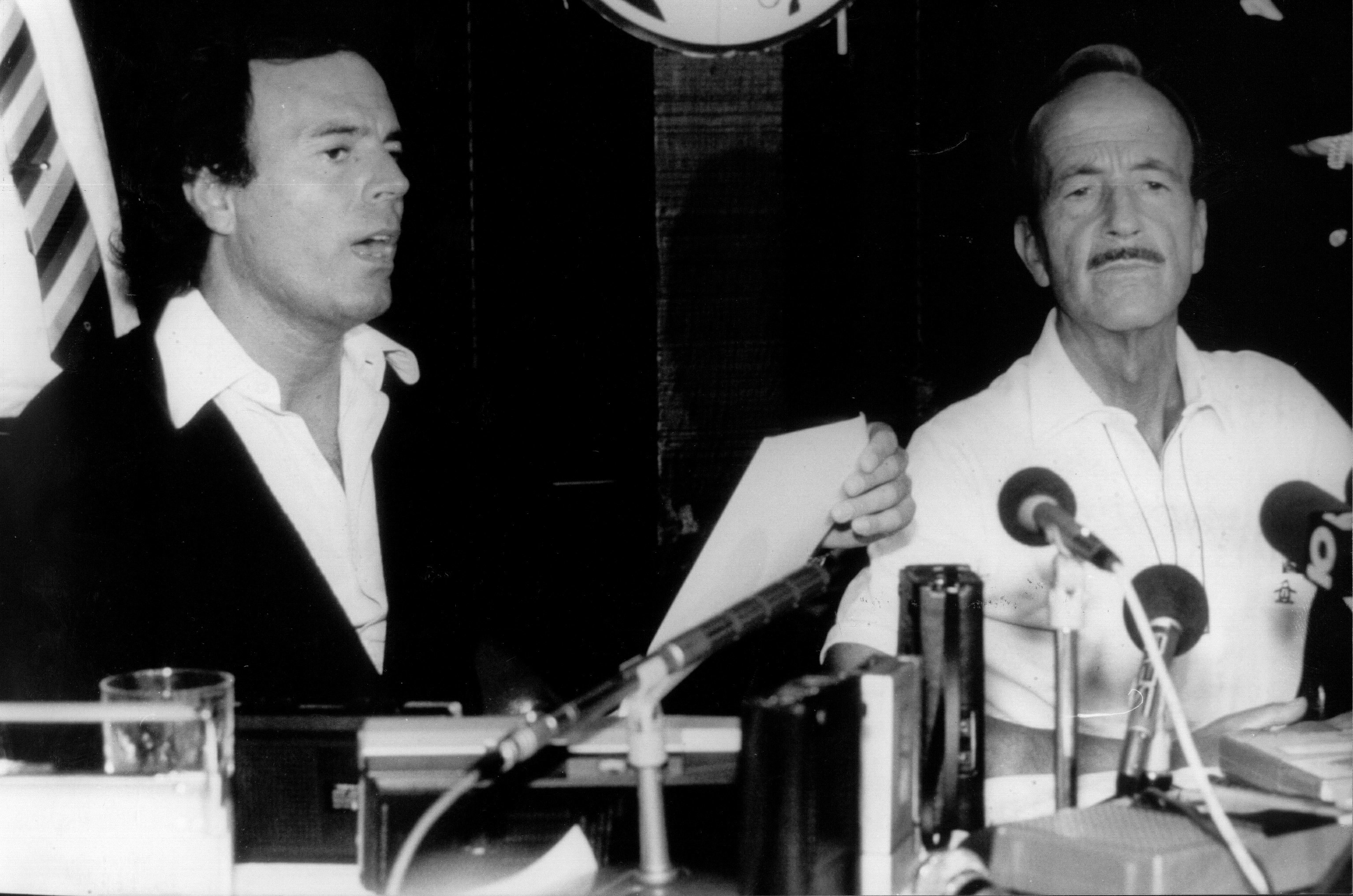 Julio Iglesias y su padre en la rueda de prensa tras ser  liberado, en 1982.