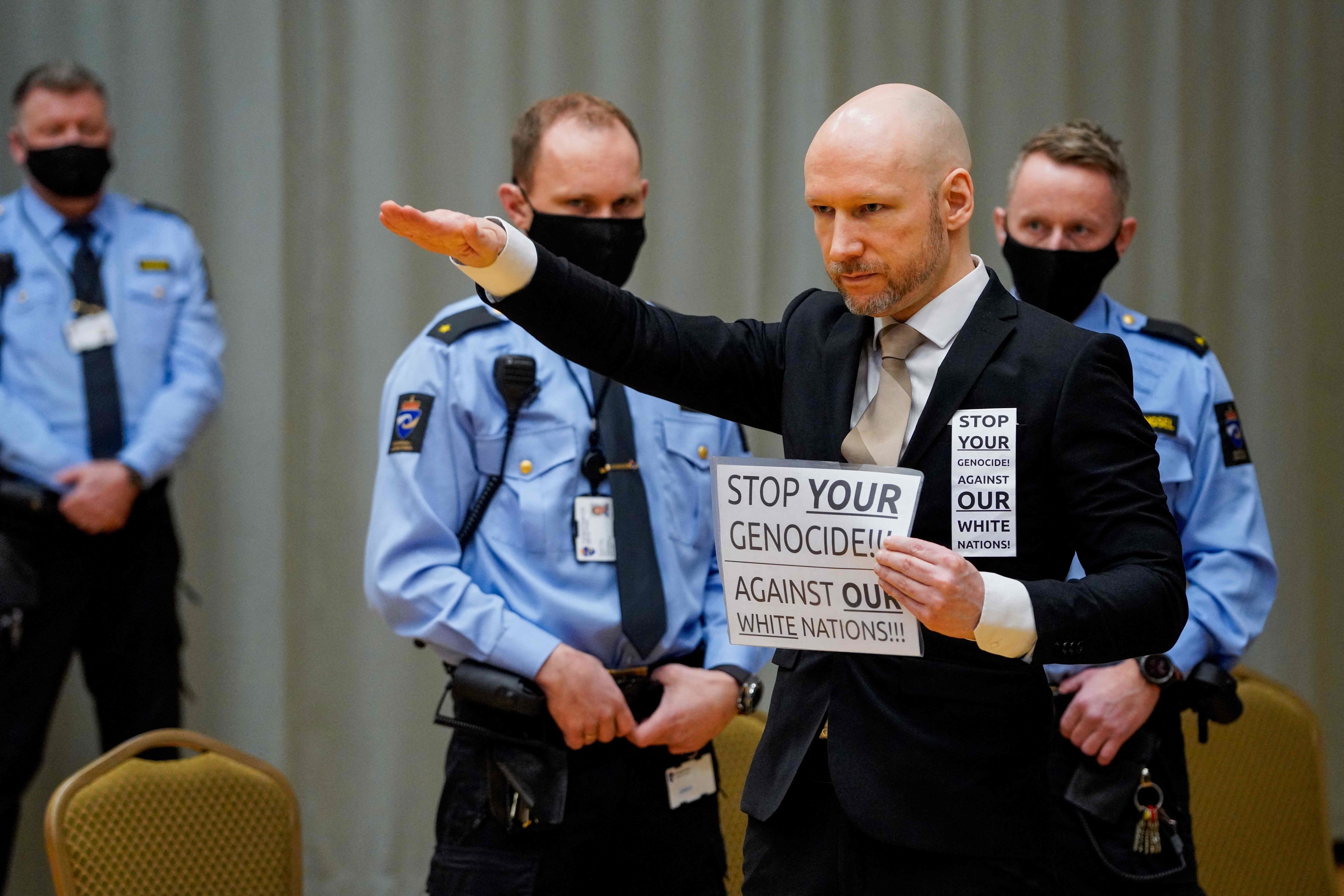 Anders Behring Breivik realiza el saludo nazi durante la vista.