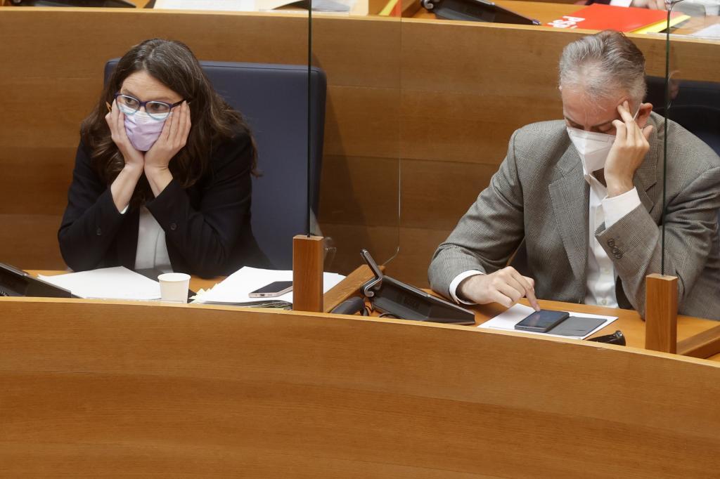 La vicepresidenta de la Generalitat, Mnica Oltra, este martes en su escao de las Cortes.
