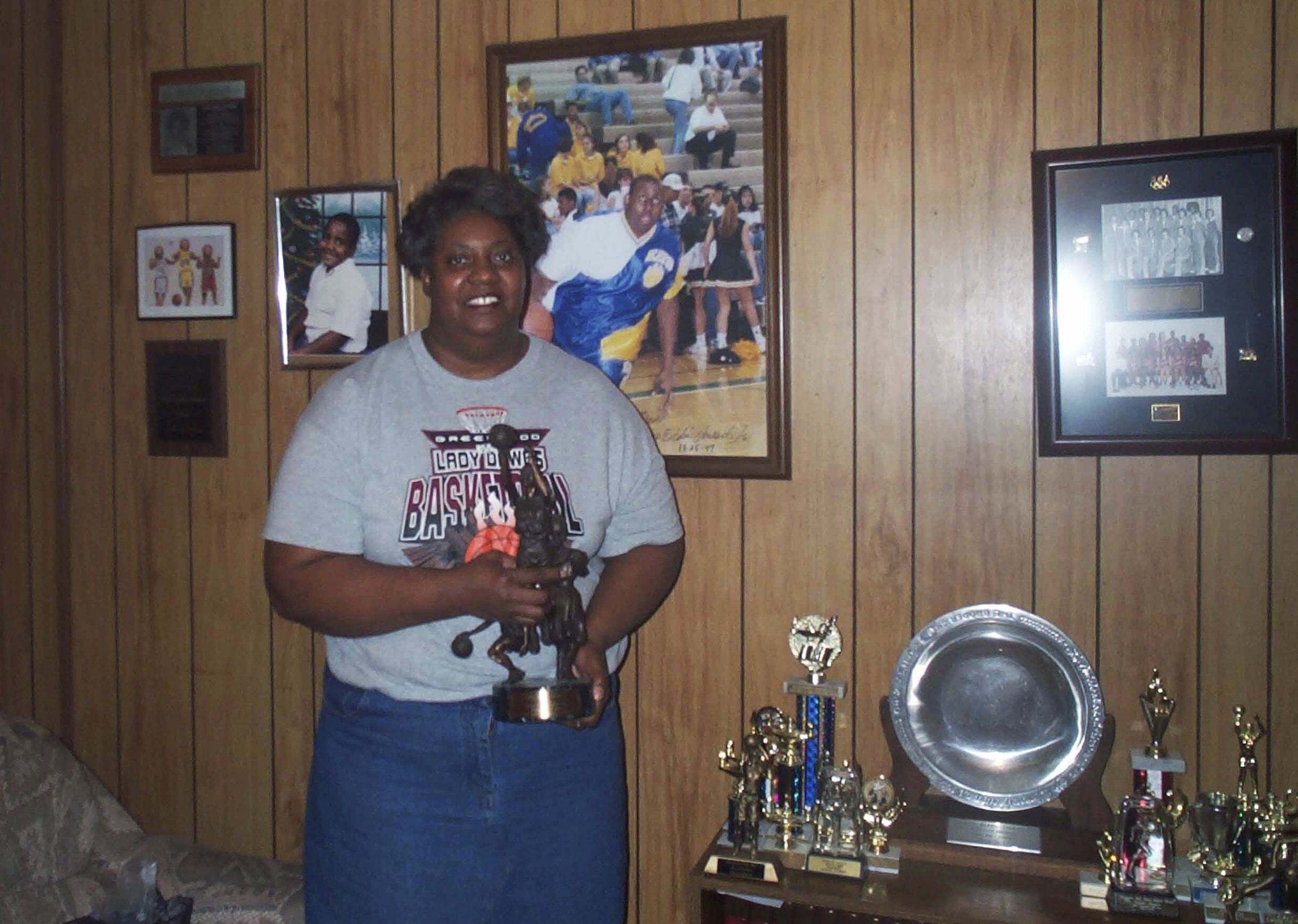 Lusia Harris posa con sus trofeos en una imagen de archivo.