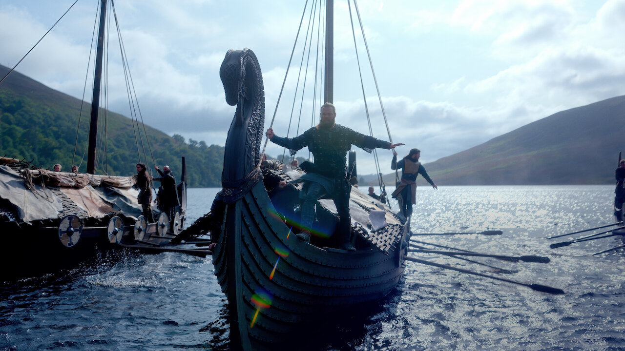 Fotograma de 'Vikingos Valhalla', la nueva serie de Netflix, en el que se ve a una embarcación atracando.