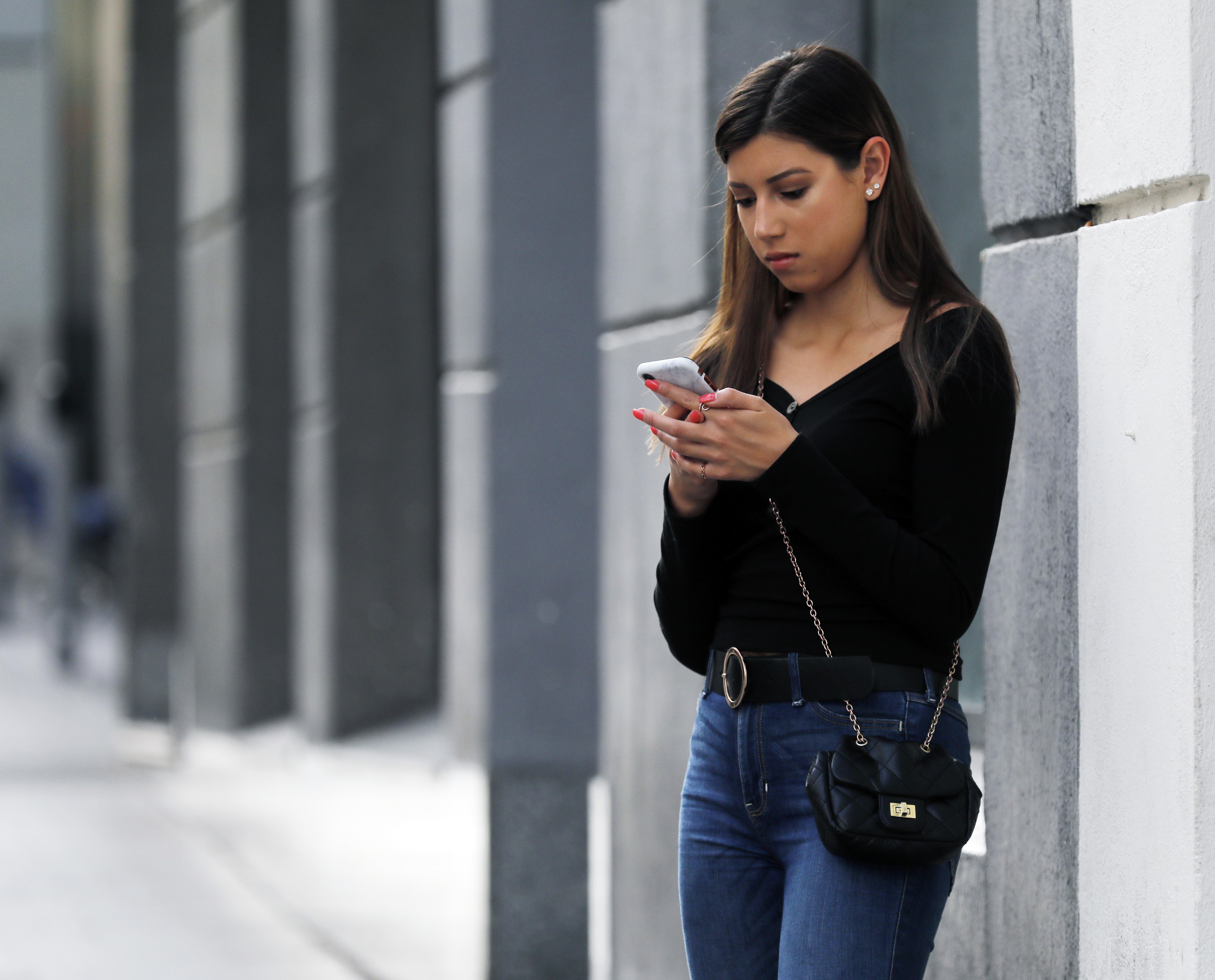 Una joven utilizando su teléfono móvil