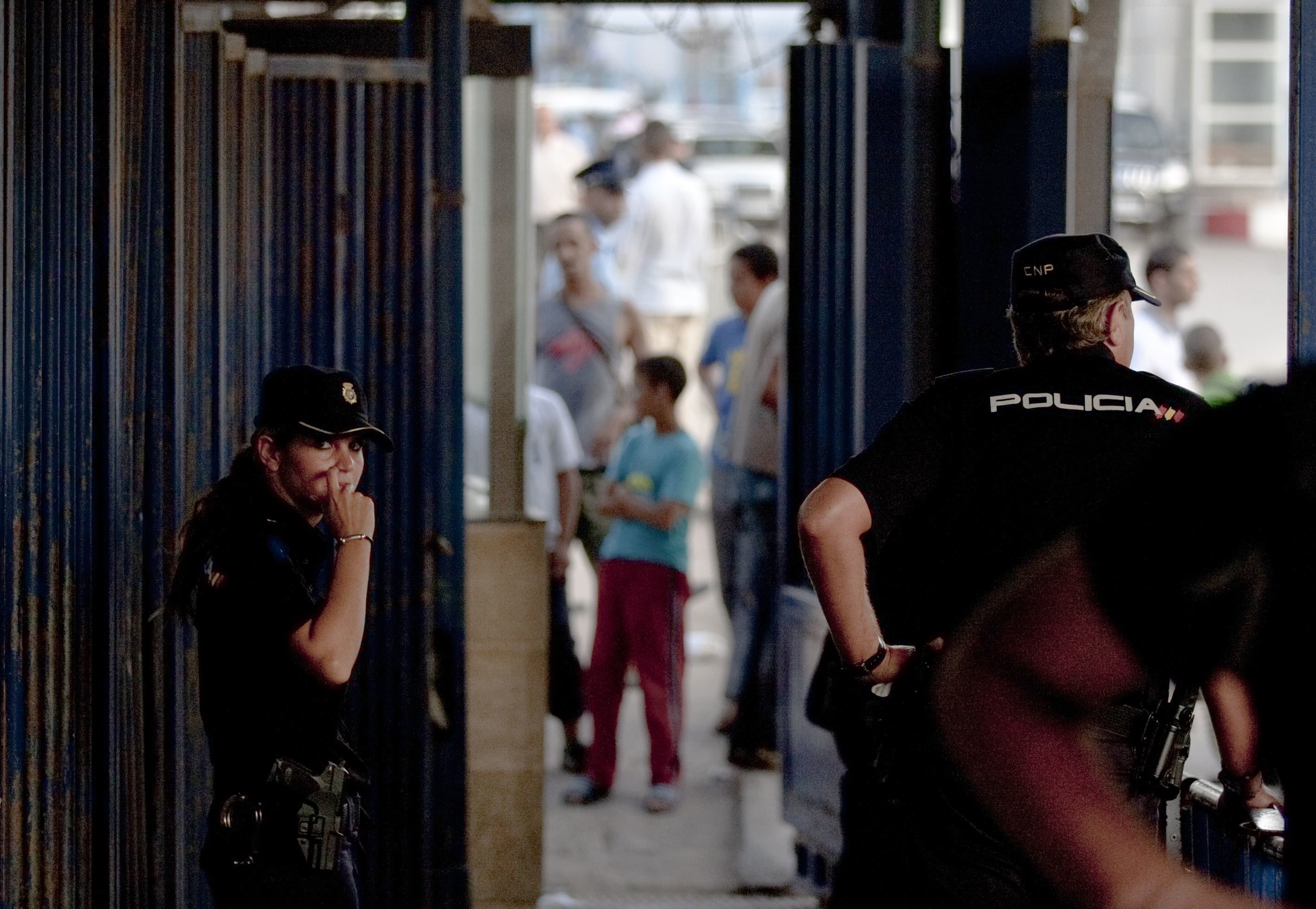 Unos 40 magrebíes entran a Melilla saltando por el techo de puesto fronterizo