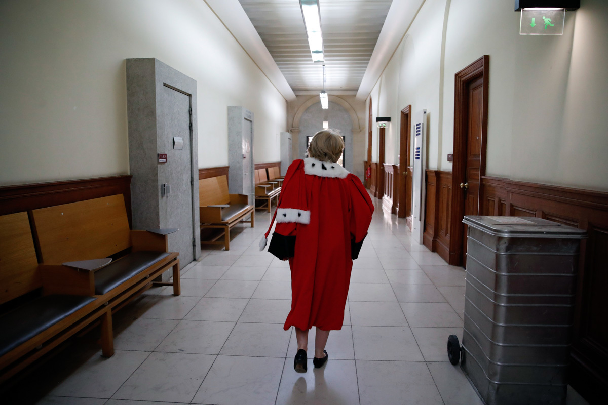 Una jueza camina por los pasillos del Tribunal de Pars.