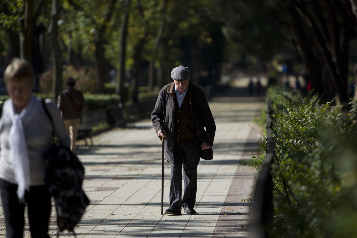 Un anciano, paseando por Madrid.