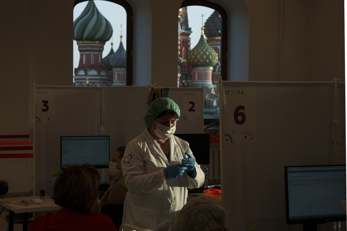 Un profesional sanitario prepara una dosis de Sputnik Lite en el GUM.