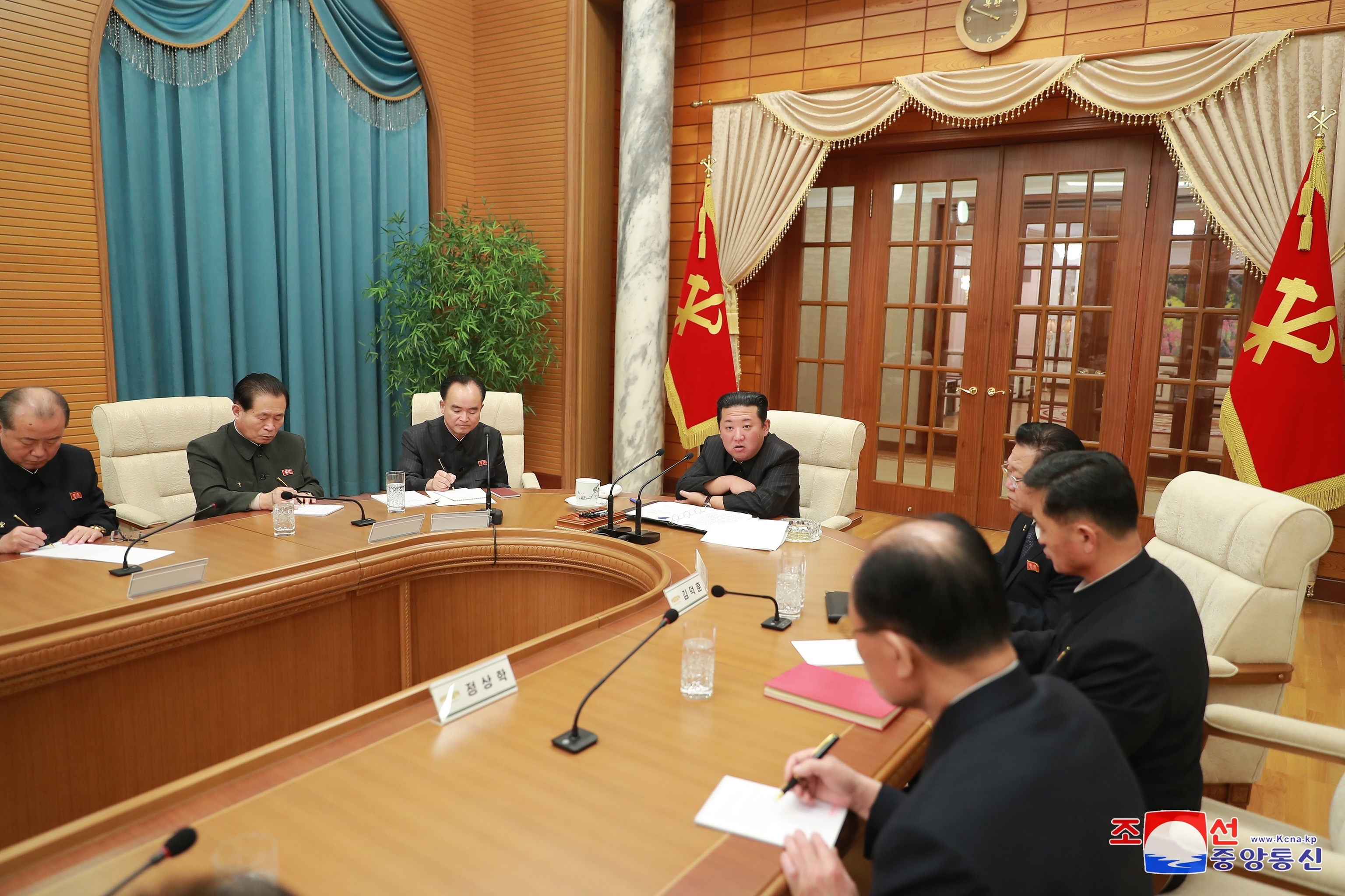 Kim Yong-un chairs the meeting