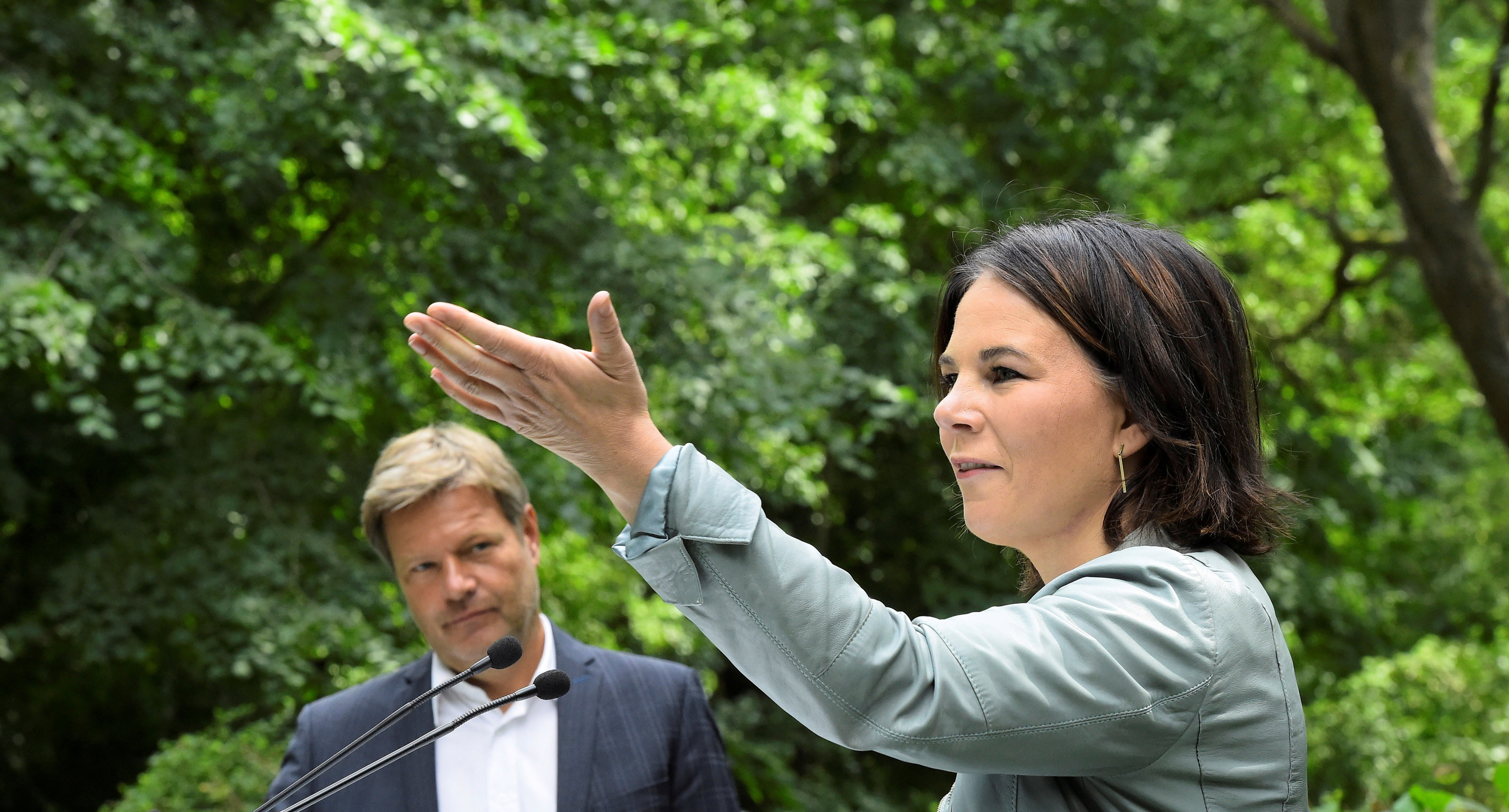 Habeck y Baerbock, colíderes del Partido Verde alemán, presentan un programa de protección del clima en la reserva natural de la cuenca de Biesenthaler.