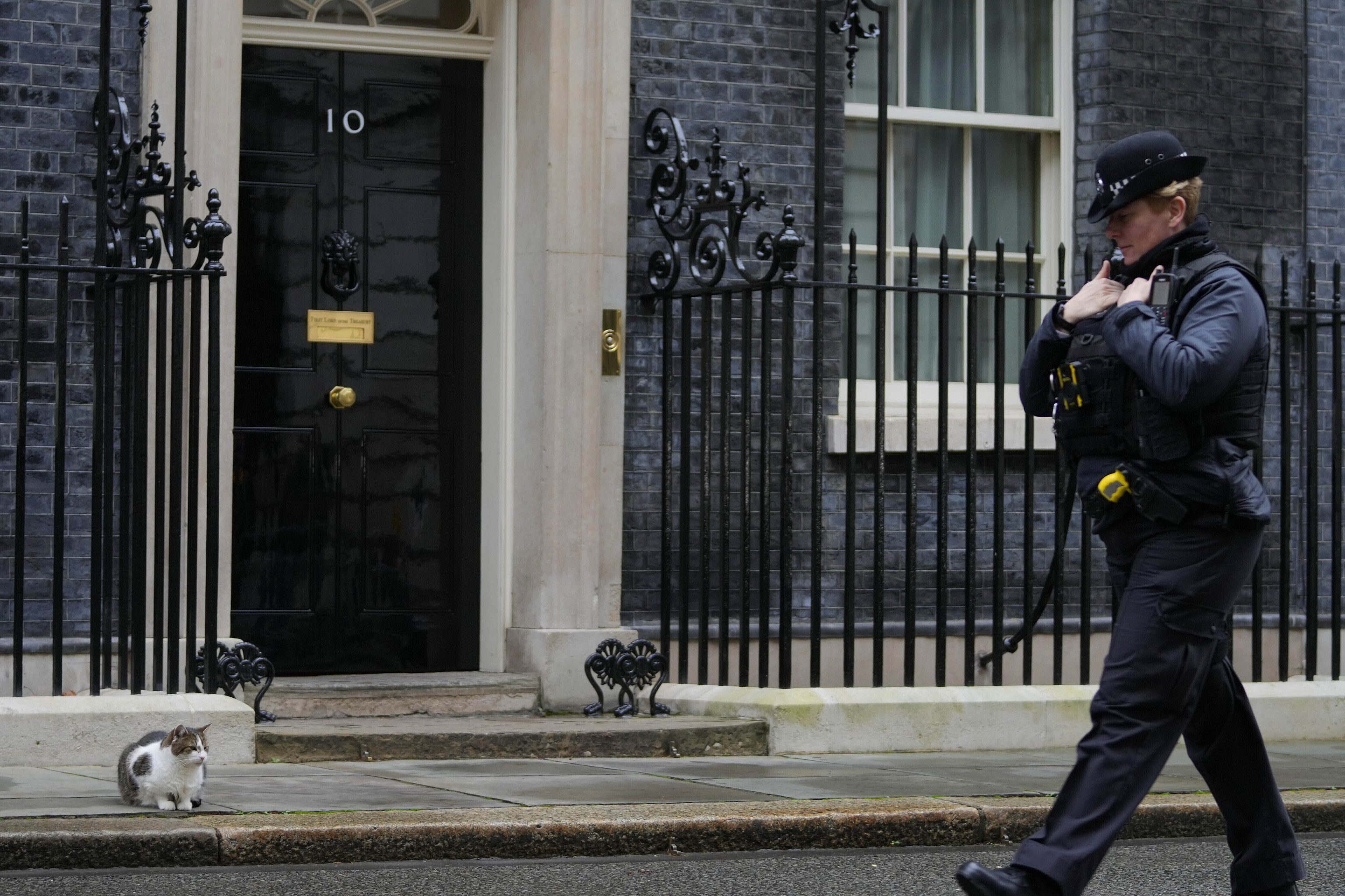 Una polica camina por delante del 10 de Downing Street.