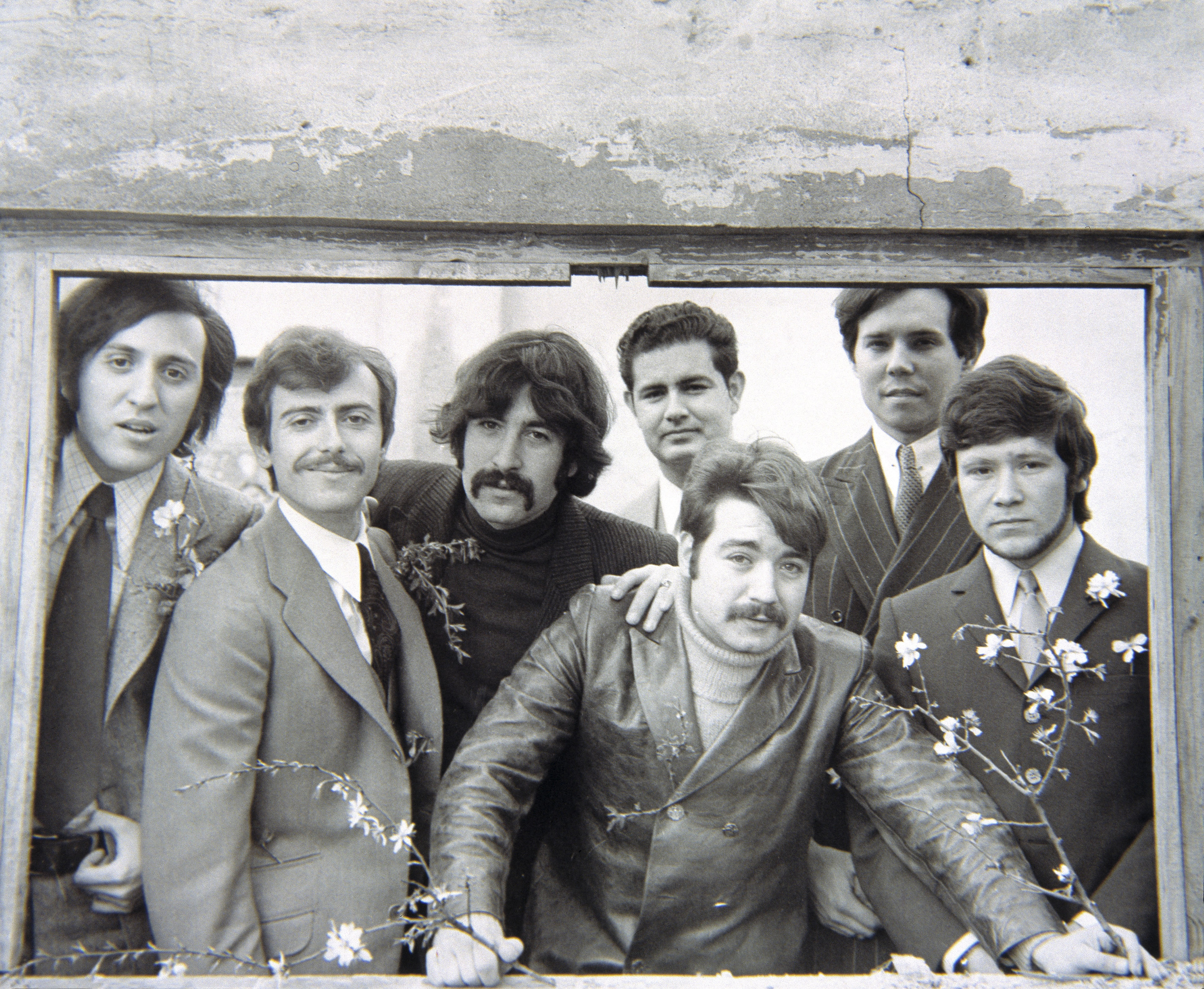 Juan Jiménez, tercero por la izquierda, con bigote chicano.