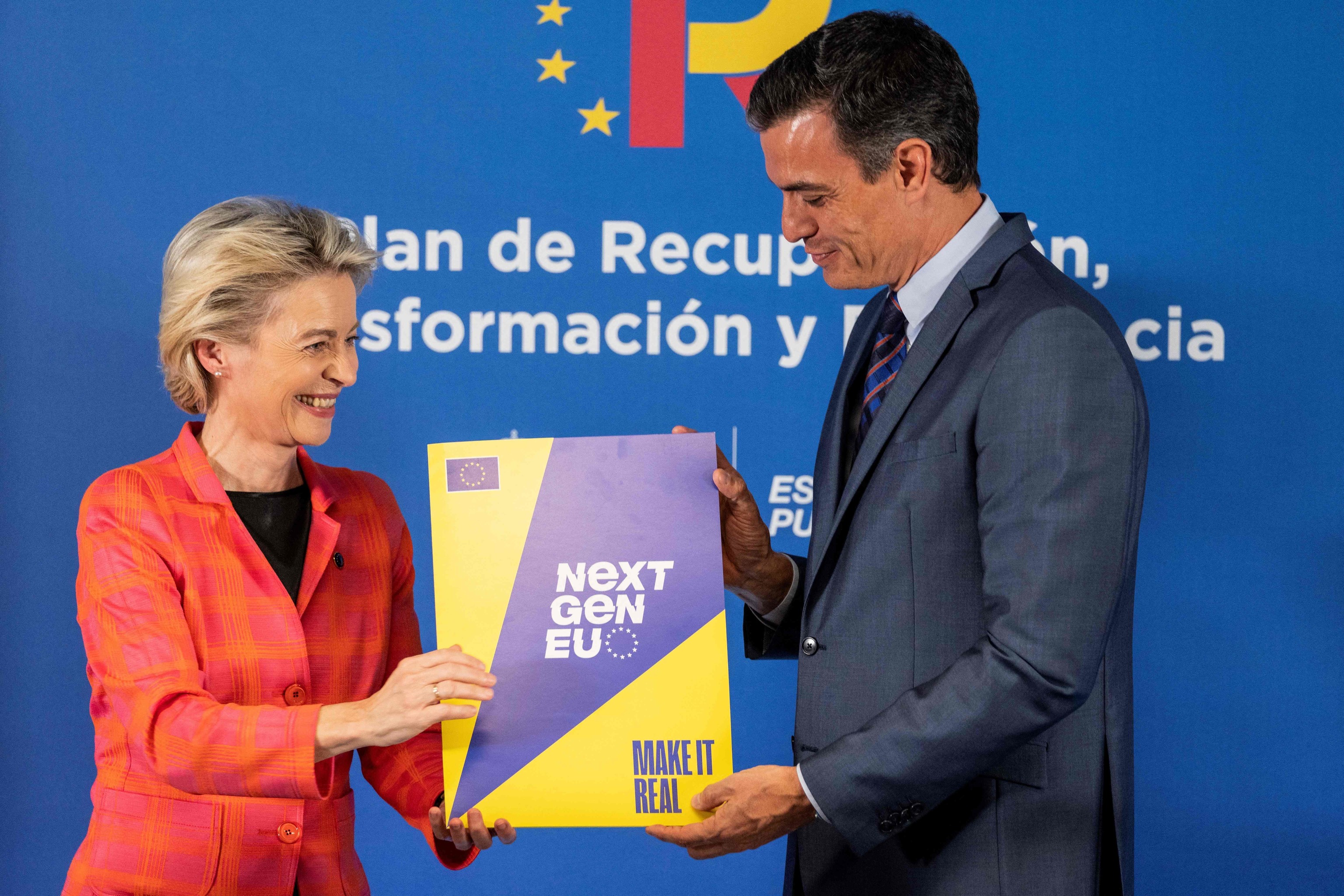 Úrsula von der Leyen, presidenta de la Comisión Europea, y Pedro Sánchez, presidente del Gobierno, en la aprobación del Plan de Recuperación