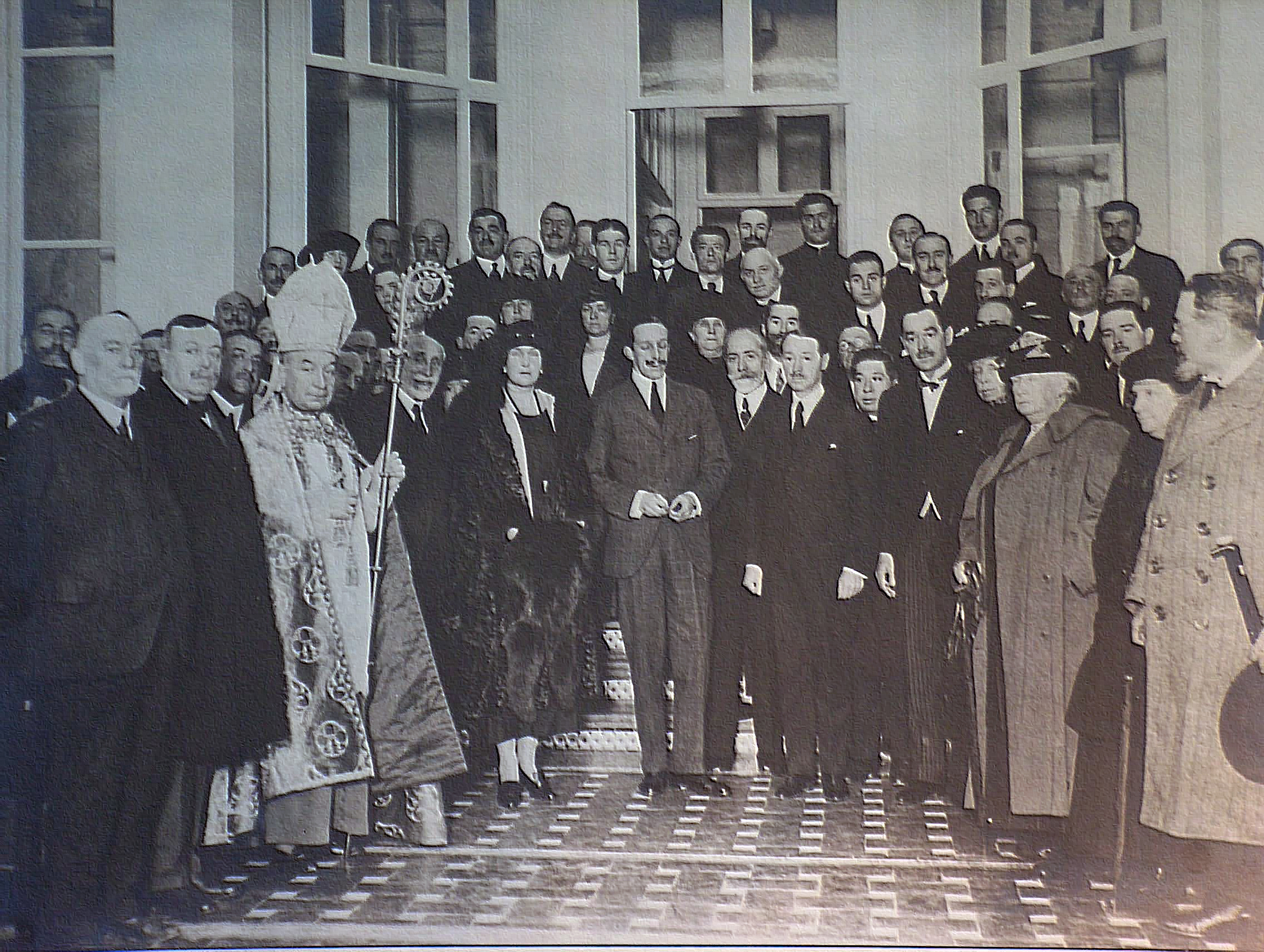 Alfonso XIII, en el centro, el día de la inauguración.