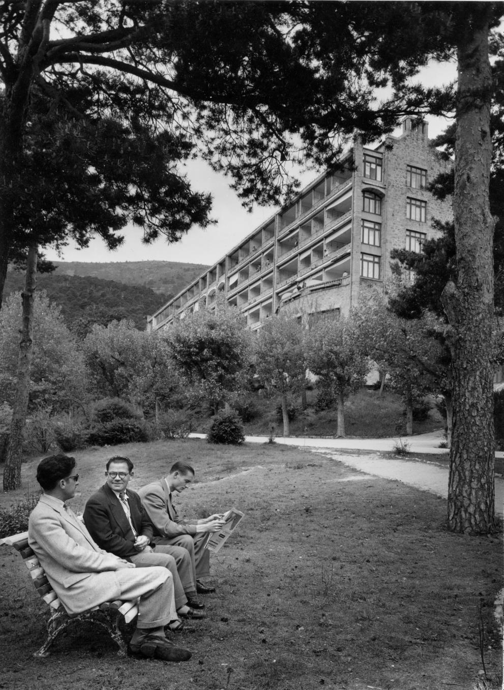 Varios pacientes en el exterior del hospital, en una foto antigua.