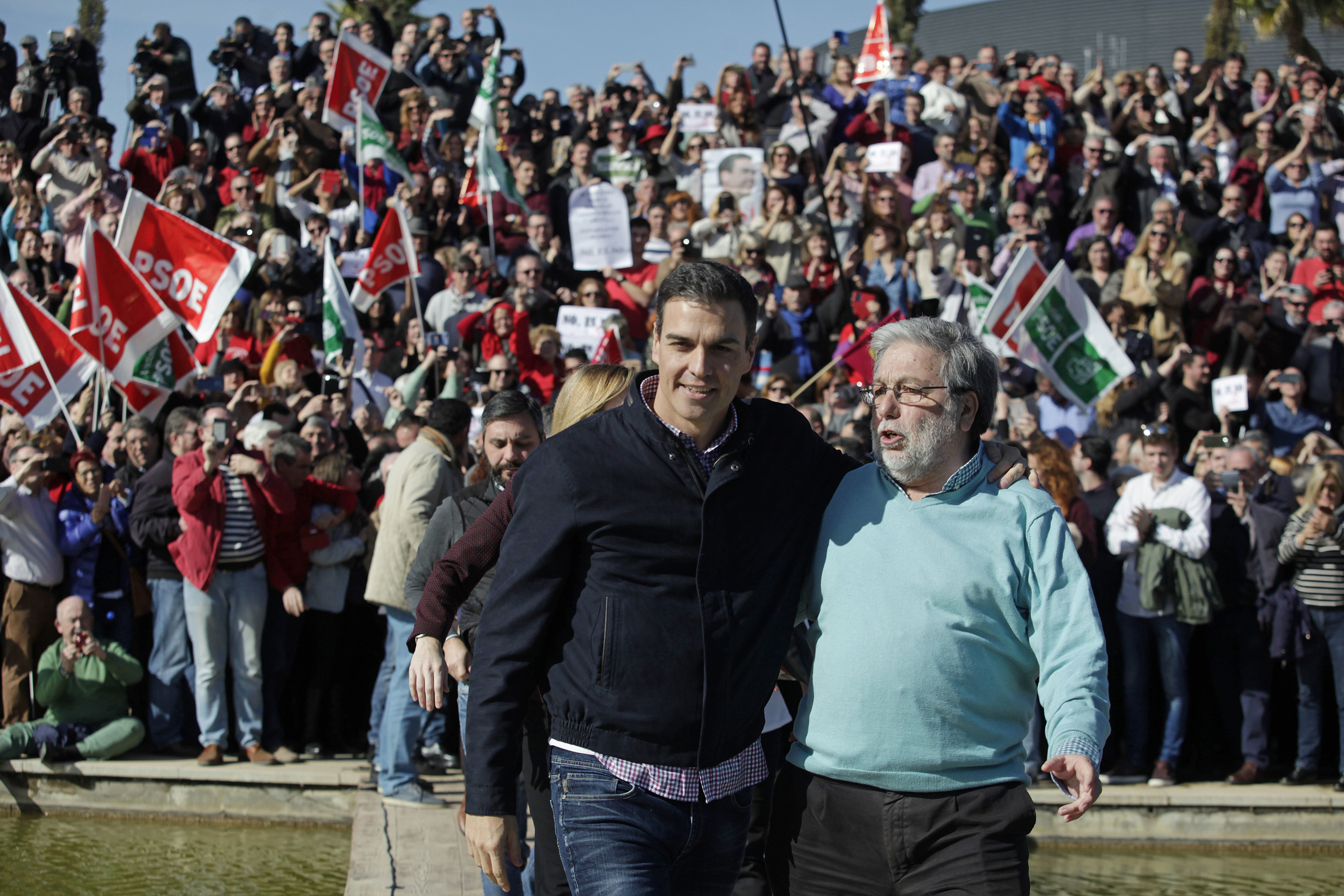 Pedro Sánchez, junto al alcalde de Dos Hermanas, Francisco Toscano, el día que el primero anunció que se presentaría a las primarias del PSOE contra Susana Díaz.