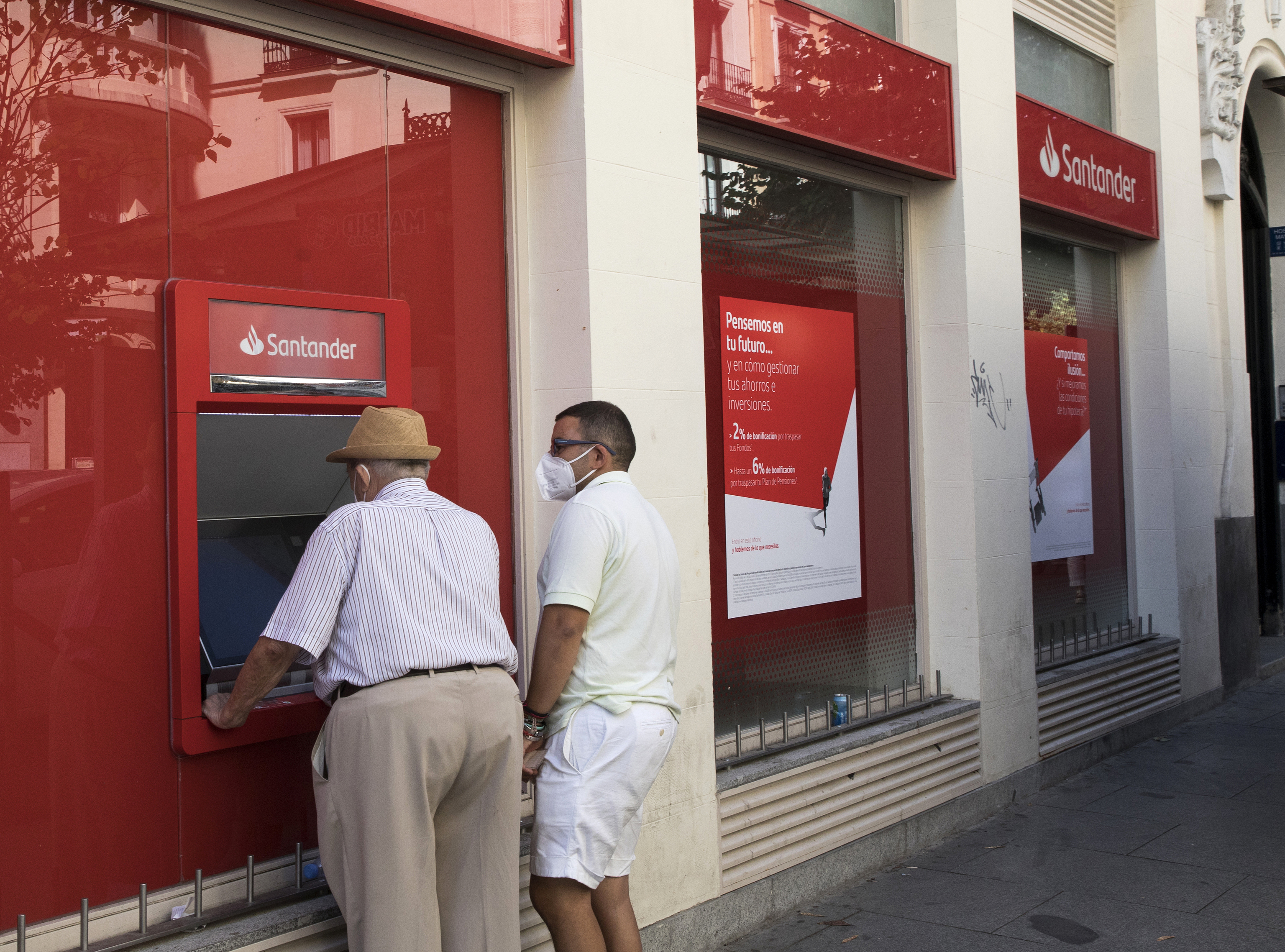 Dos clientes sacan dinero de un cajero en Madrid