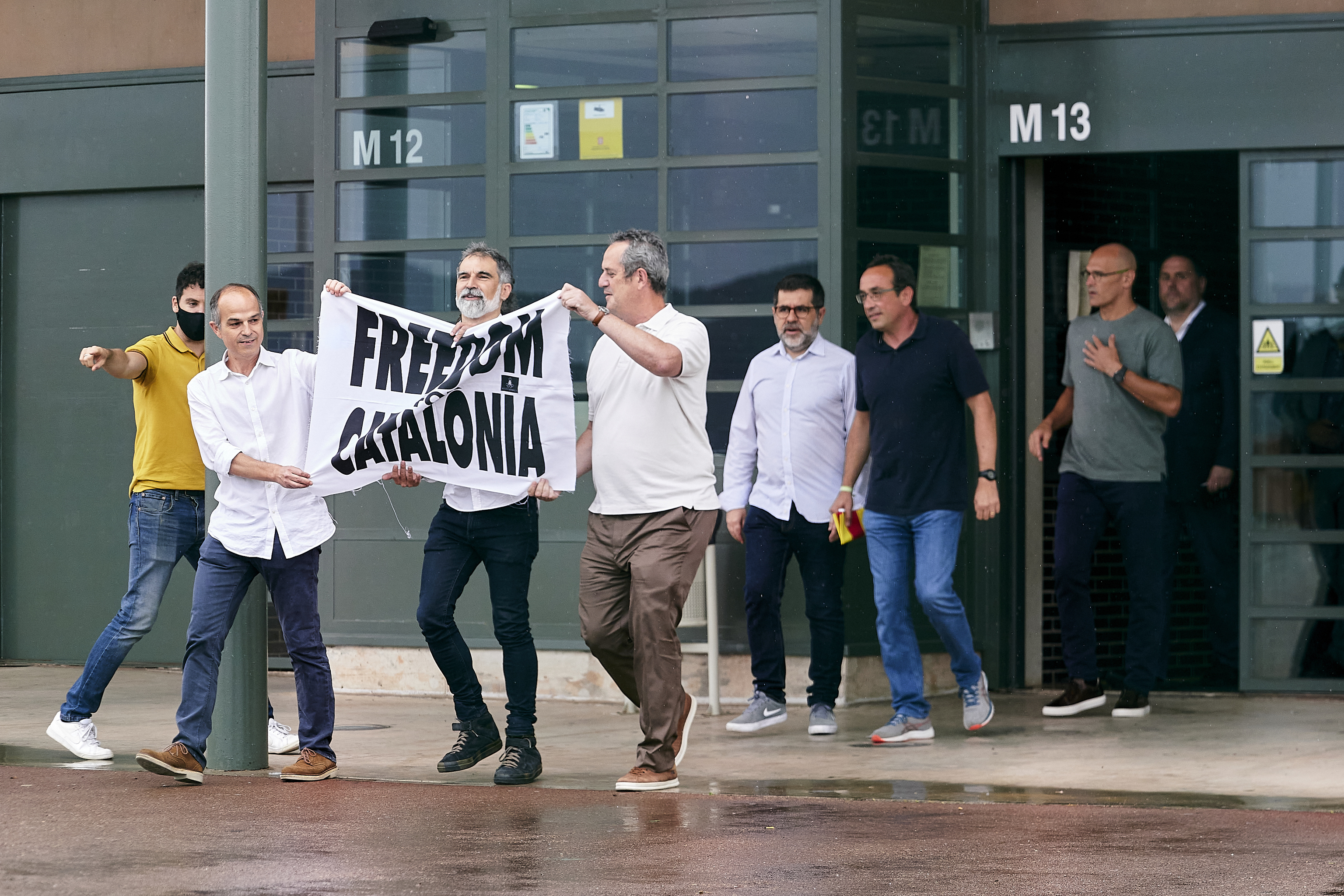 Los políticos catalanes salen de prisión tras el indulto.