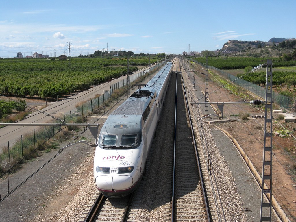Un tren AVE circula por el recorrido del Corredor Mediterrneo.