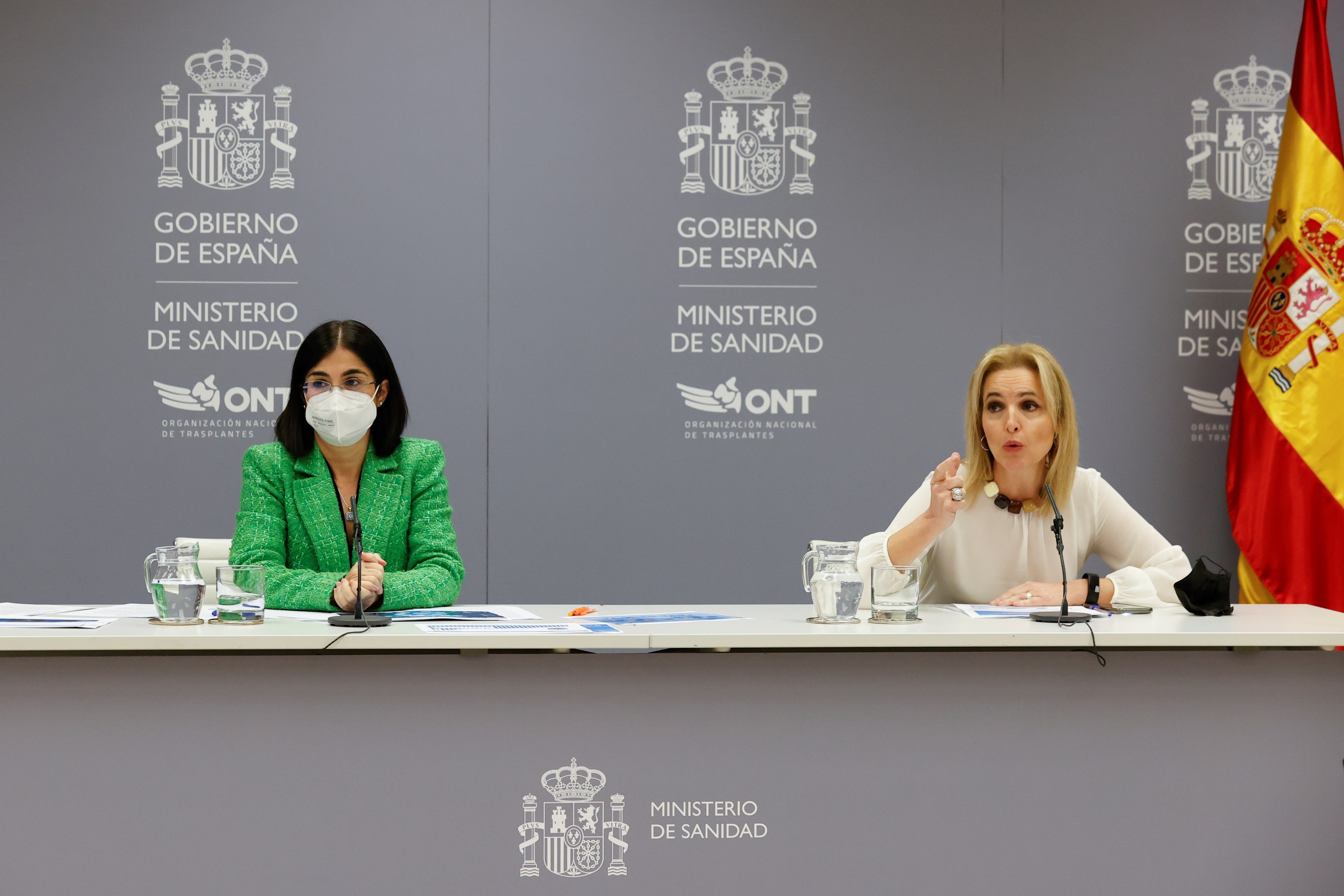 La ministra de Sanidad, Carolina Darias, y la directora general de la OONT, Beatriz Domínguez-Gil.