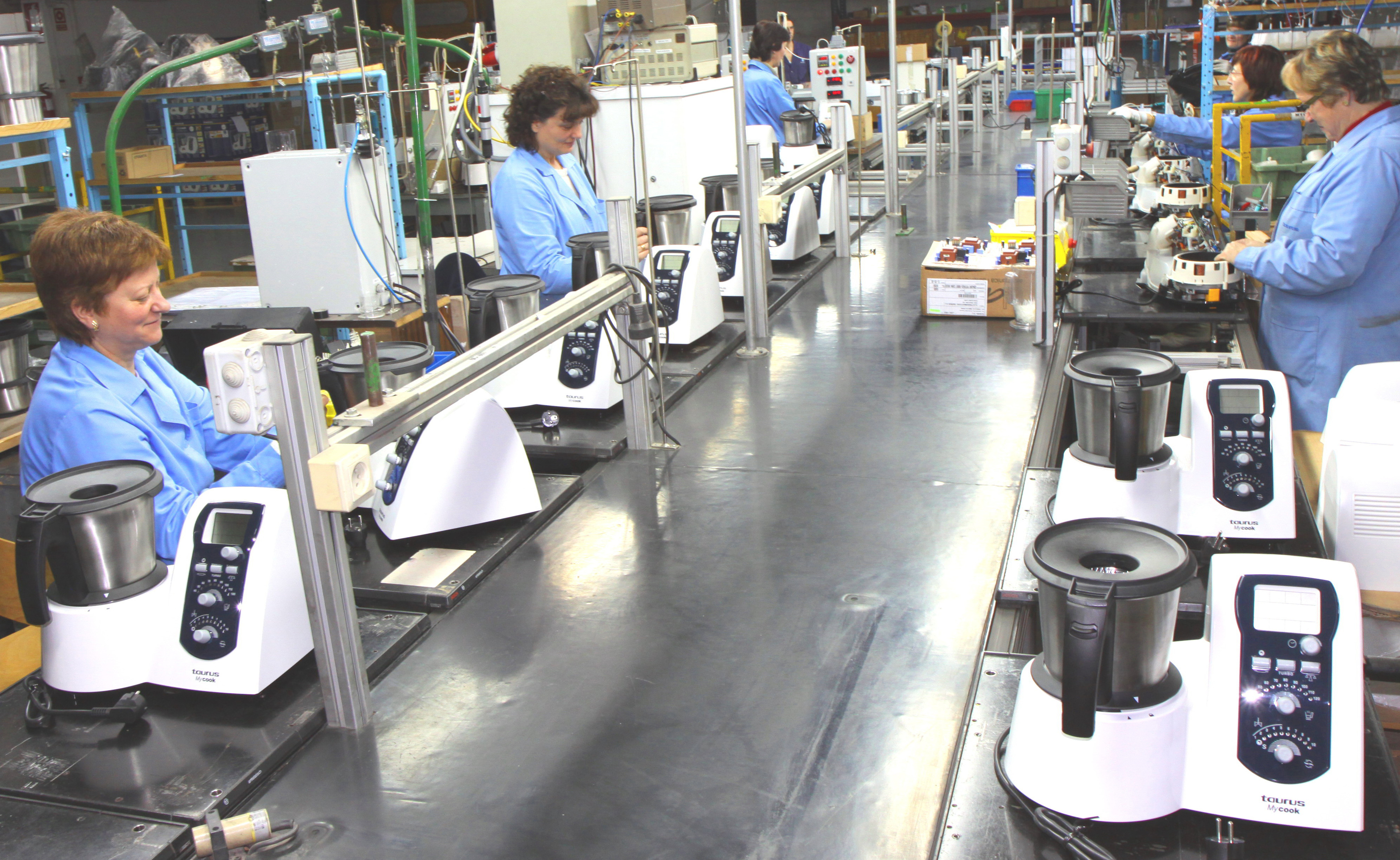 Trabajadoras de Taurus en la fábrica de Oliana, en Lleida.