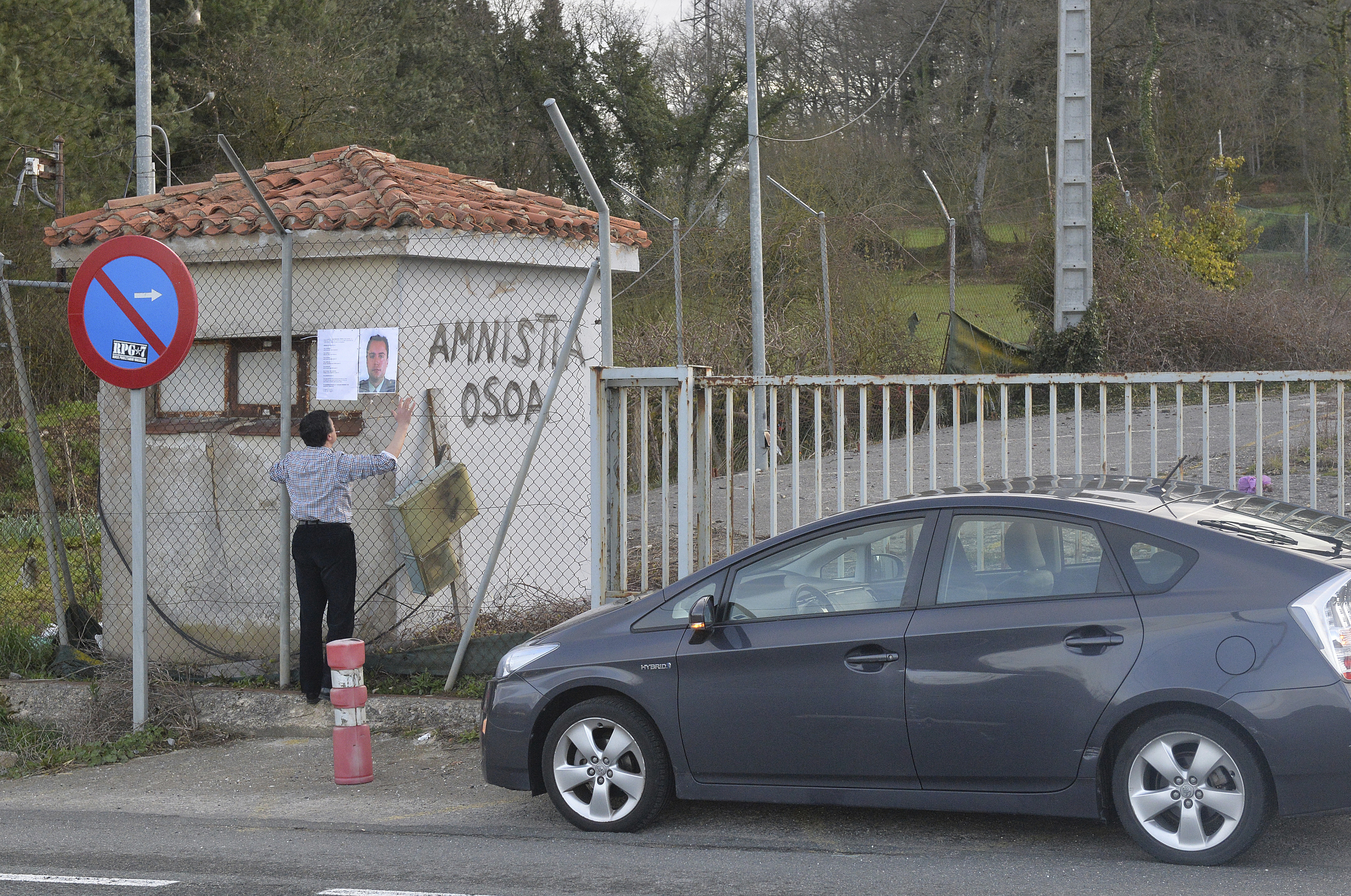 Un ciudadano coloca una fotografía de José Manuel Piñuel, guardia civil asesinado por ETA, en una garita del cuartel abandonada.