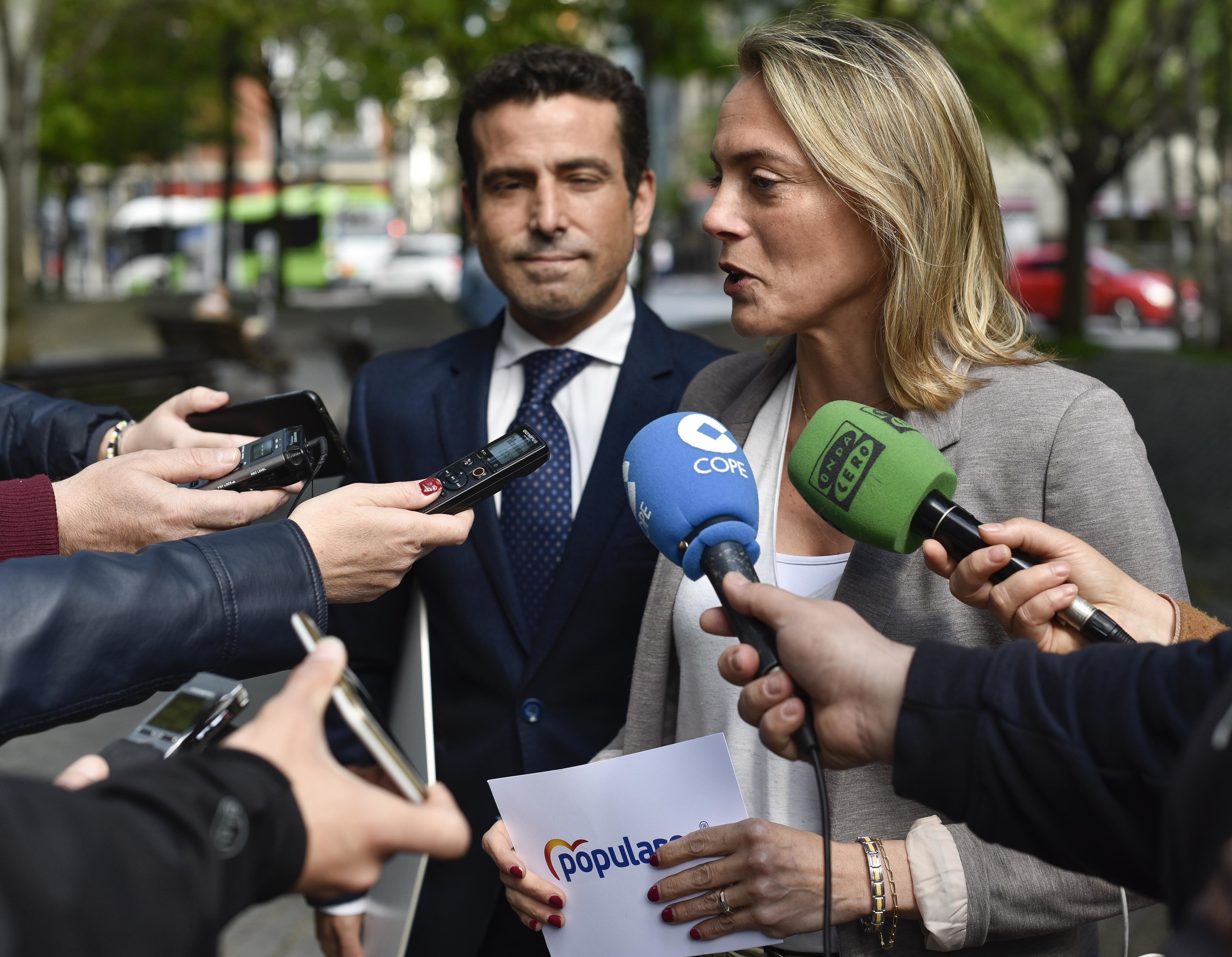 Raquel Gonzlez acompaada por Carlos Garca durante una comparecencia ante los medios de comunicacin en Bilbao.