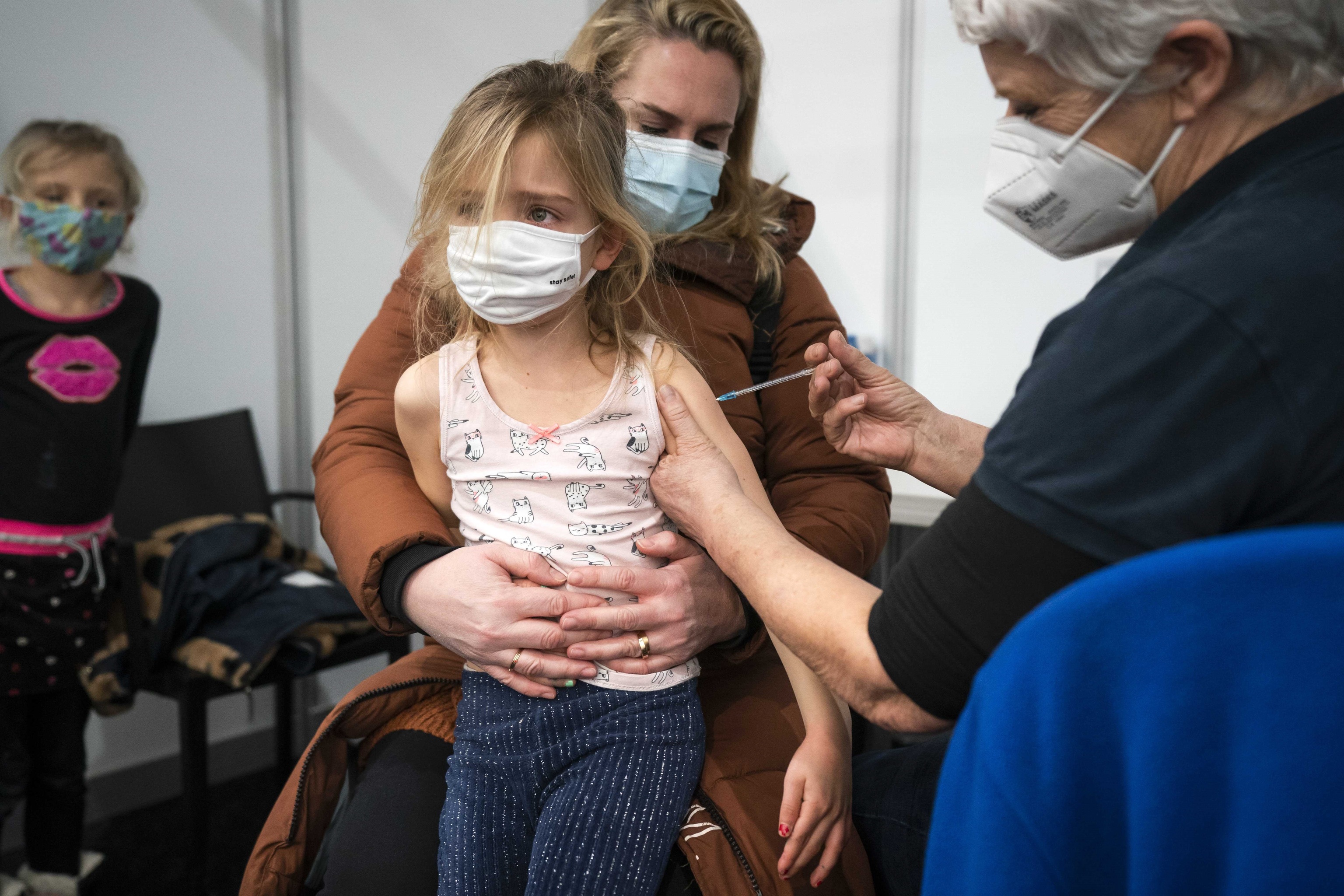 Una niña recibe una dosis de la vacuna contra el covid.