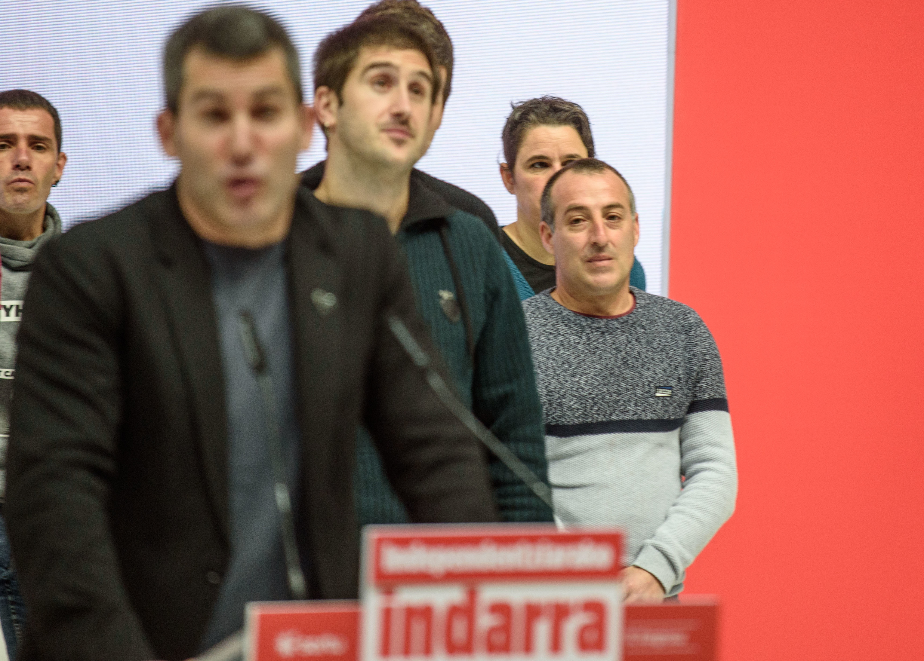 David Pla (derecha), en el congreso de Sortu en Bilbao.