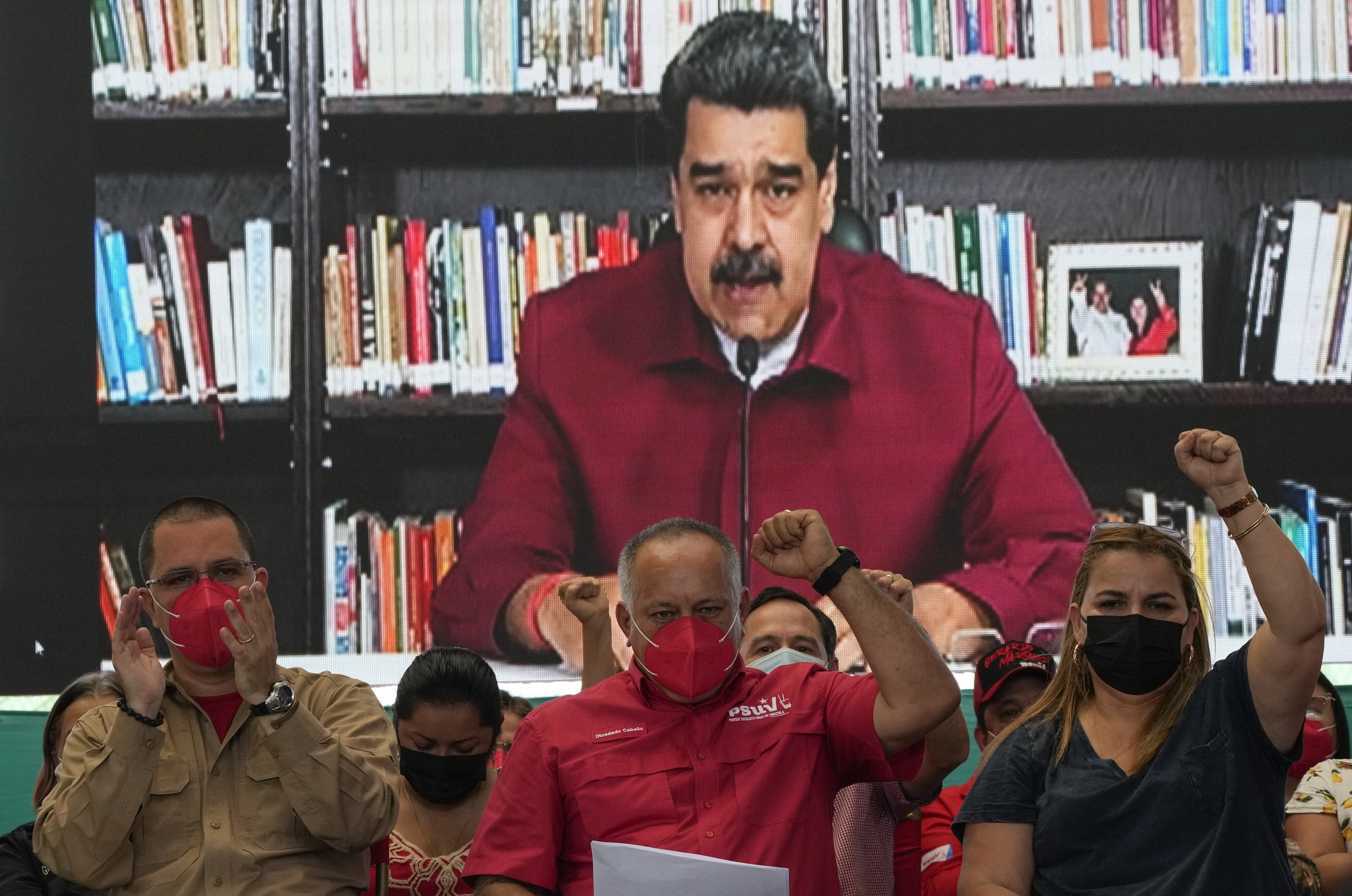 Maduro, en pantalla, con miembros del Gobierno chavista.