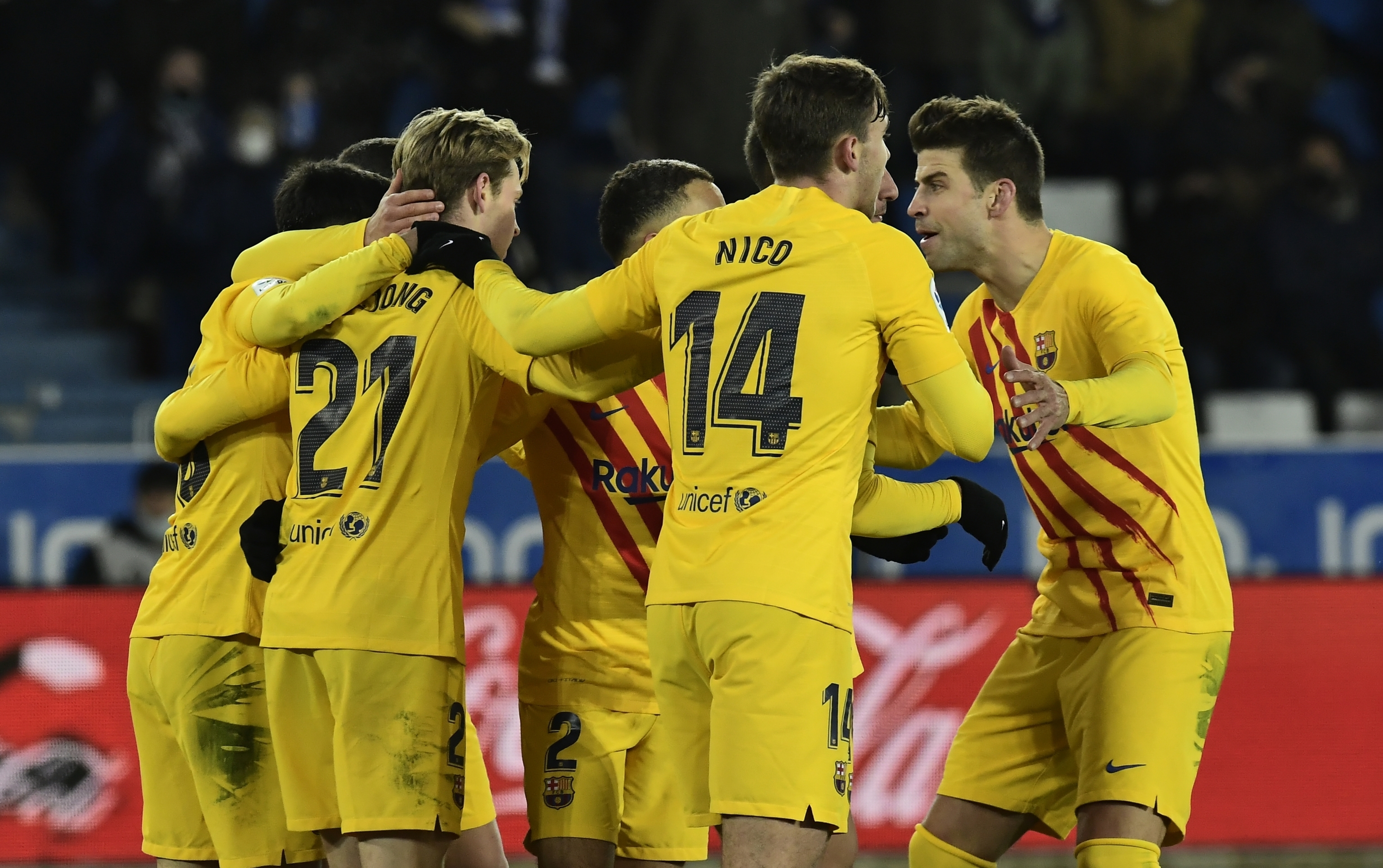 Los jugadores del Barça felicitan a De Jong por su gol ante el Alavés.