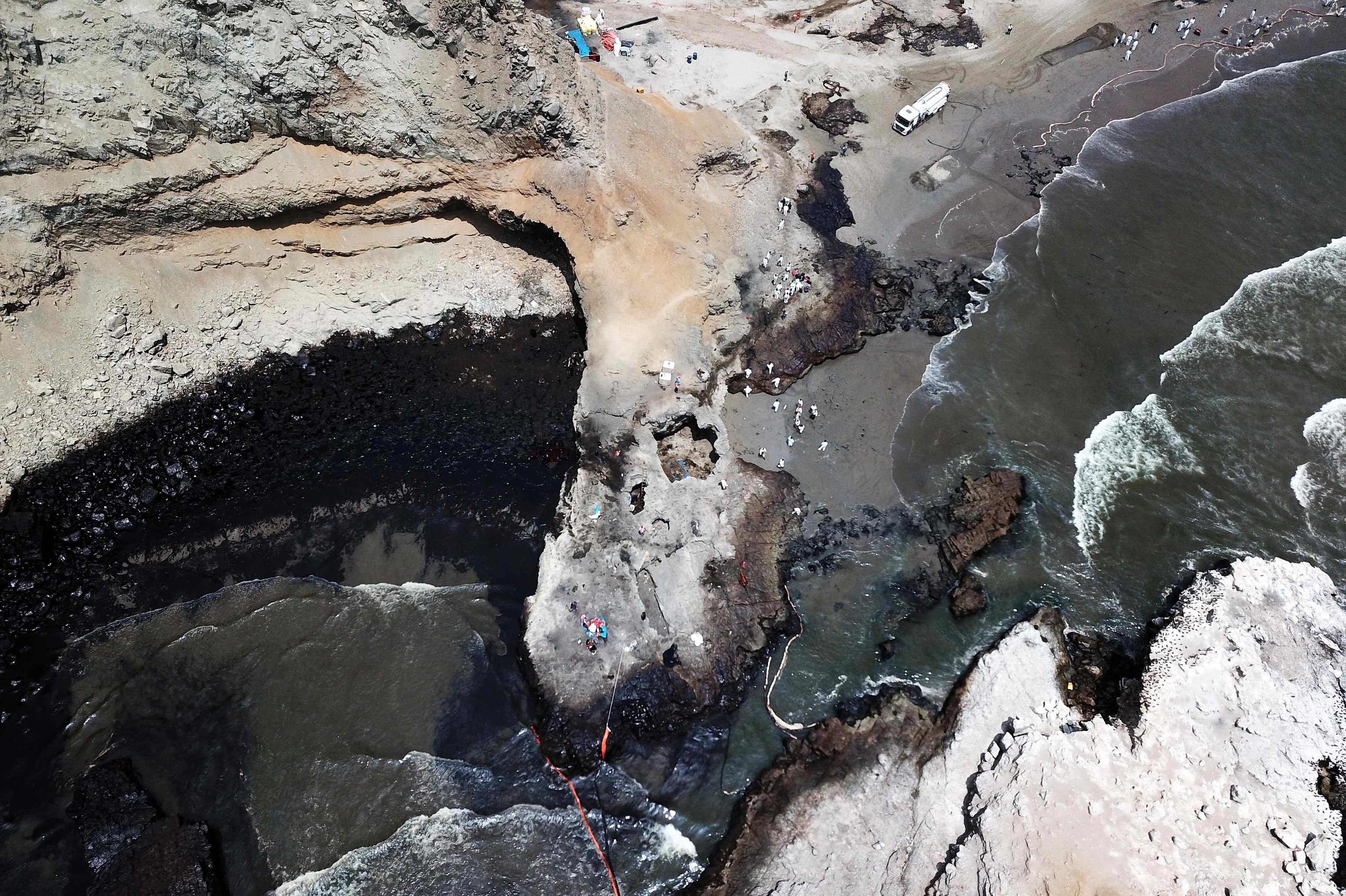 Vista aérea de los daños ambientales en la playa de Ventanilla.