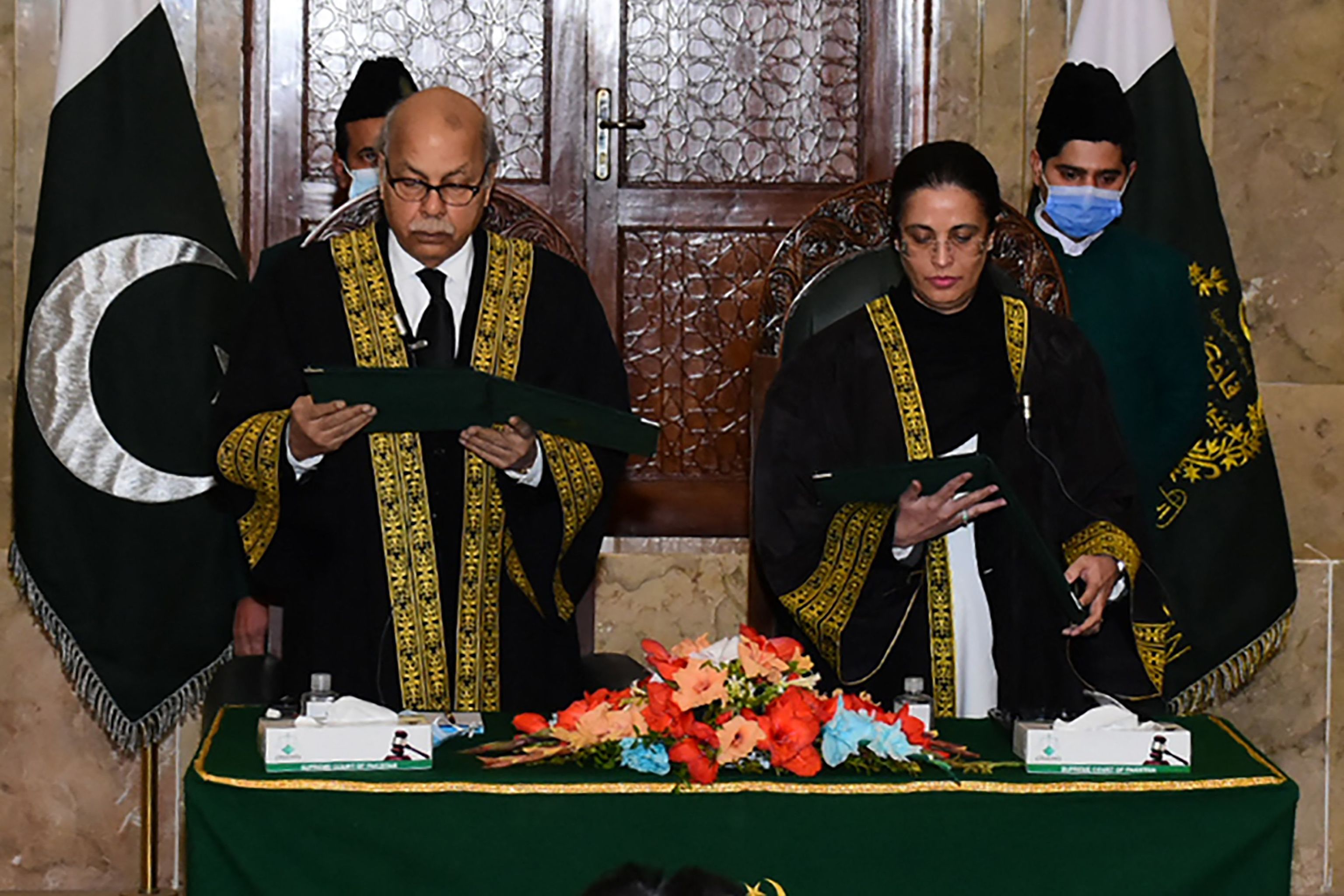A la derecha, Ayesha Malik, presetando juramento, en Islamabad.
