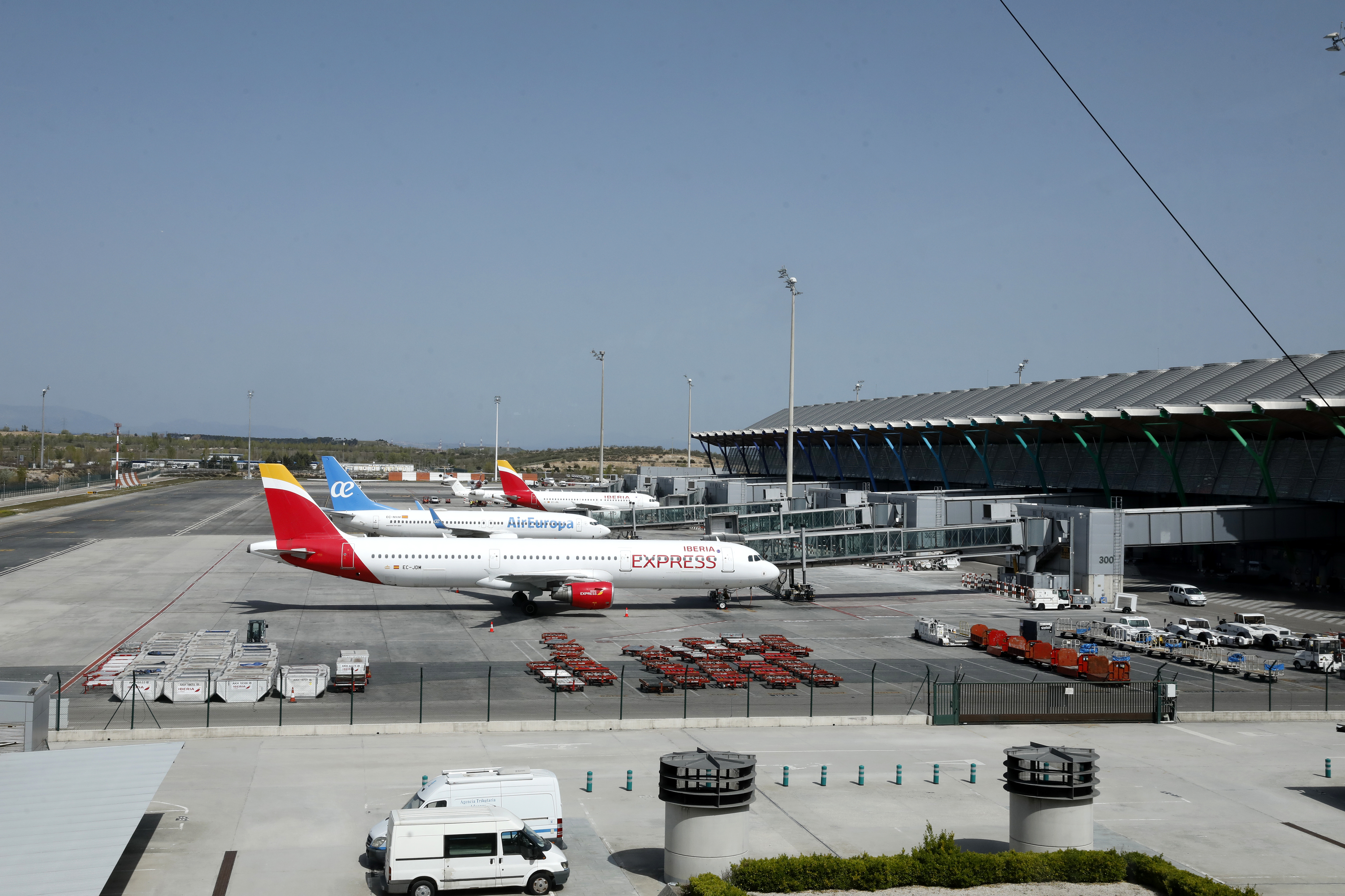 Aviones de Iberia Express y Air Europa en el aeropuerto de Barajas.