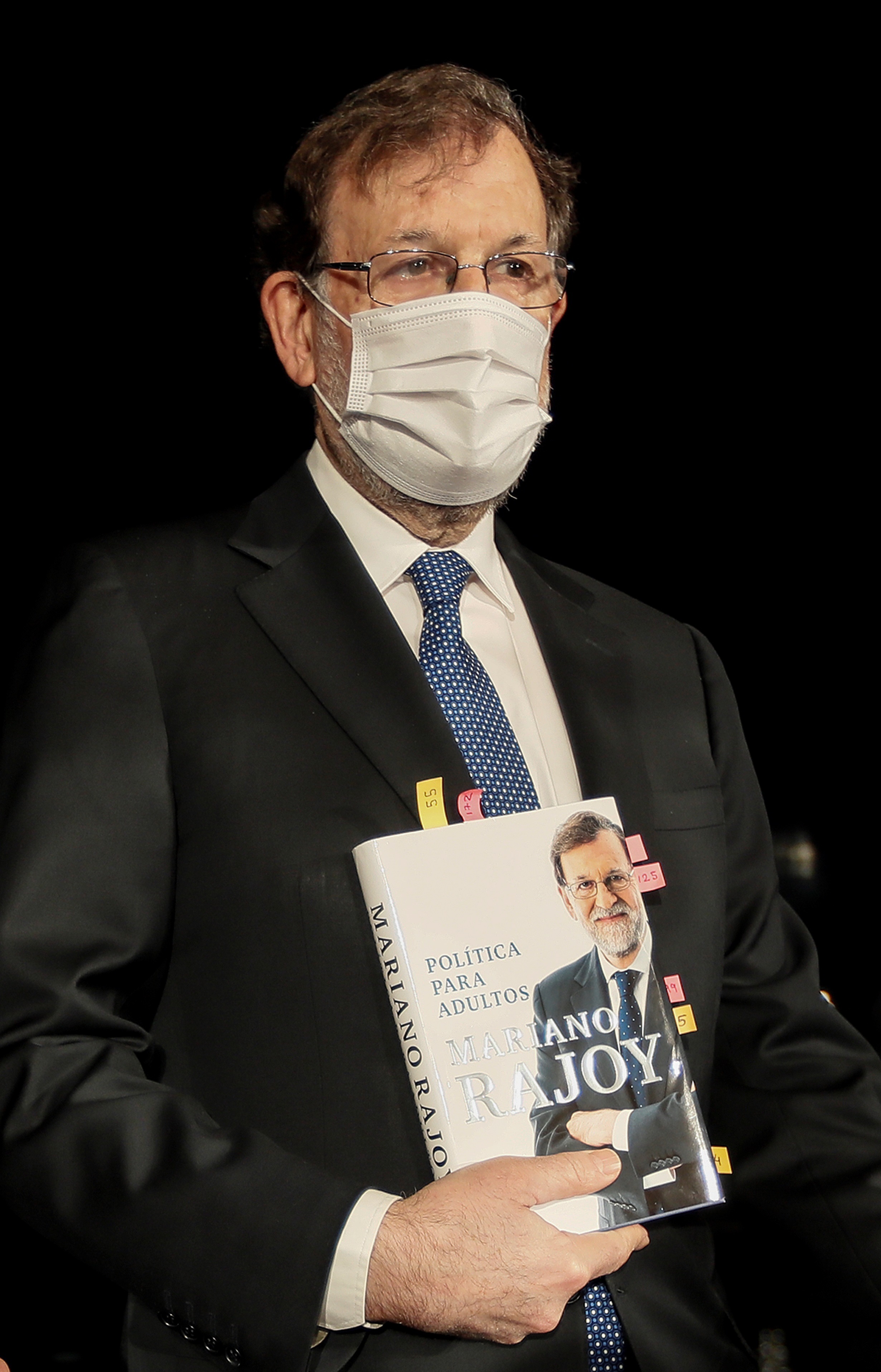 El ex presidente del Gobierno Mariano Rajoy durante la presentación este lunes en Sevilla de su libro "Política para adultos", un acto al que asistió el jefe del ejecutivo andaluz, Juanma Moreno.