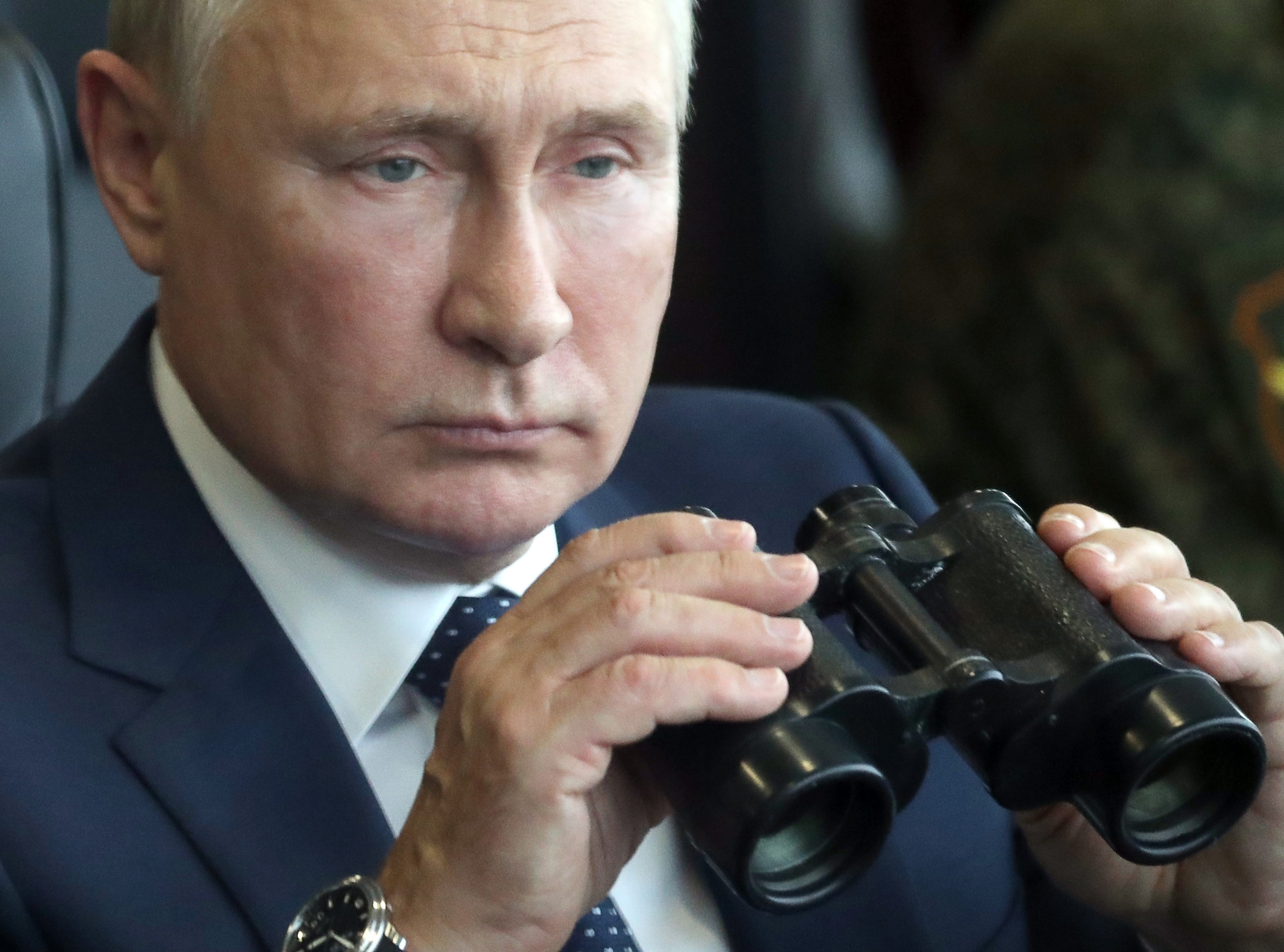 El presidente ruso Vladimir Putin, con unos prismáticos, el pasado septiembre.