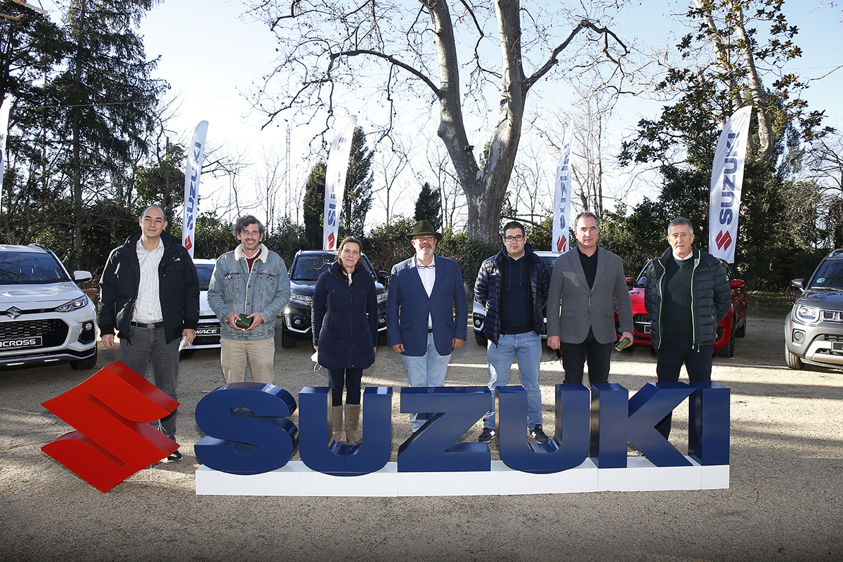 El presidente de Suzuki Ibrica, Juan Lpez-Frade, con los ganadores de cada una de las categoras