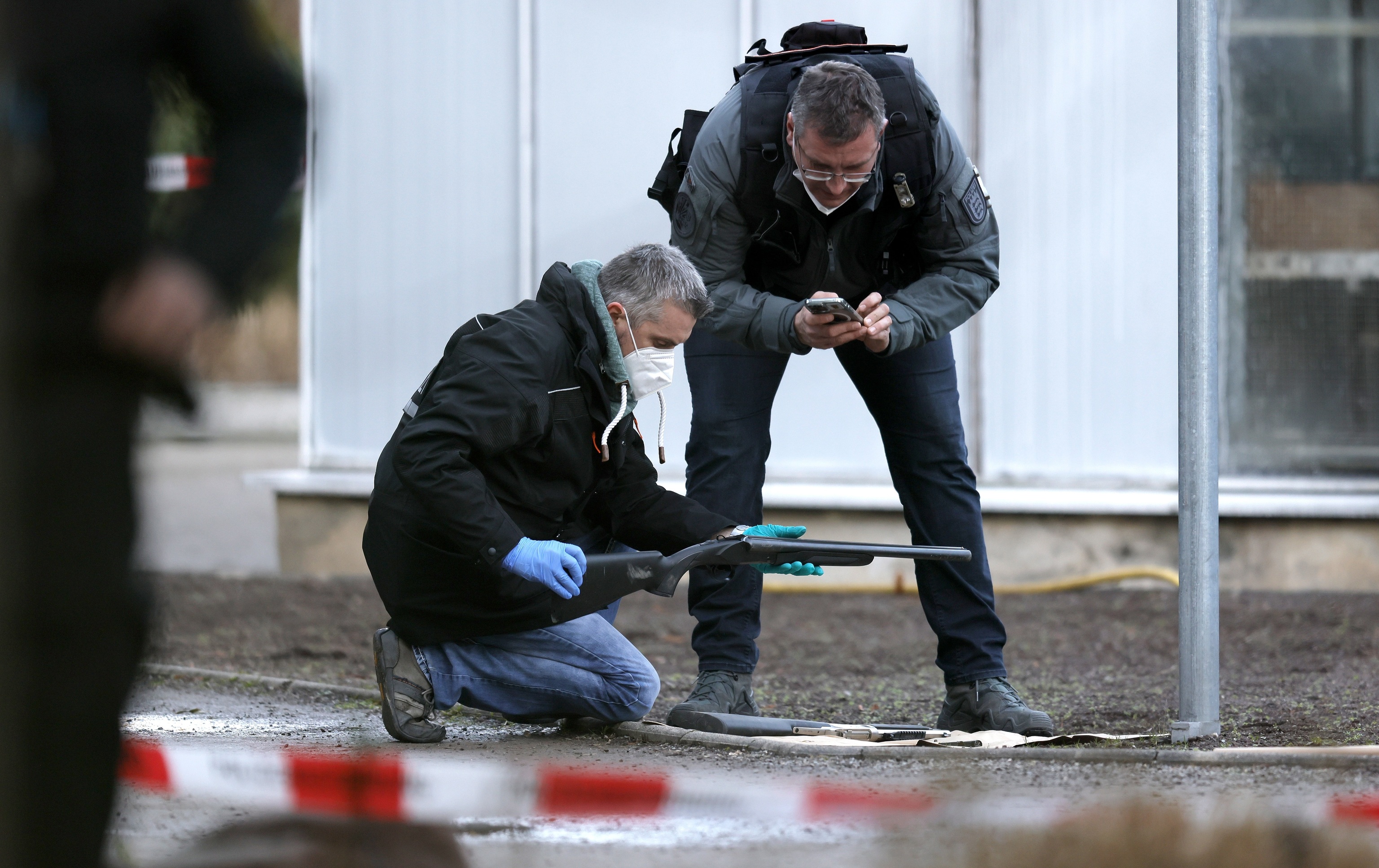 Agentes de policía examinan un rifle en el campus de la Universidad de Heidelberg.