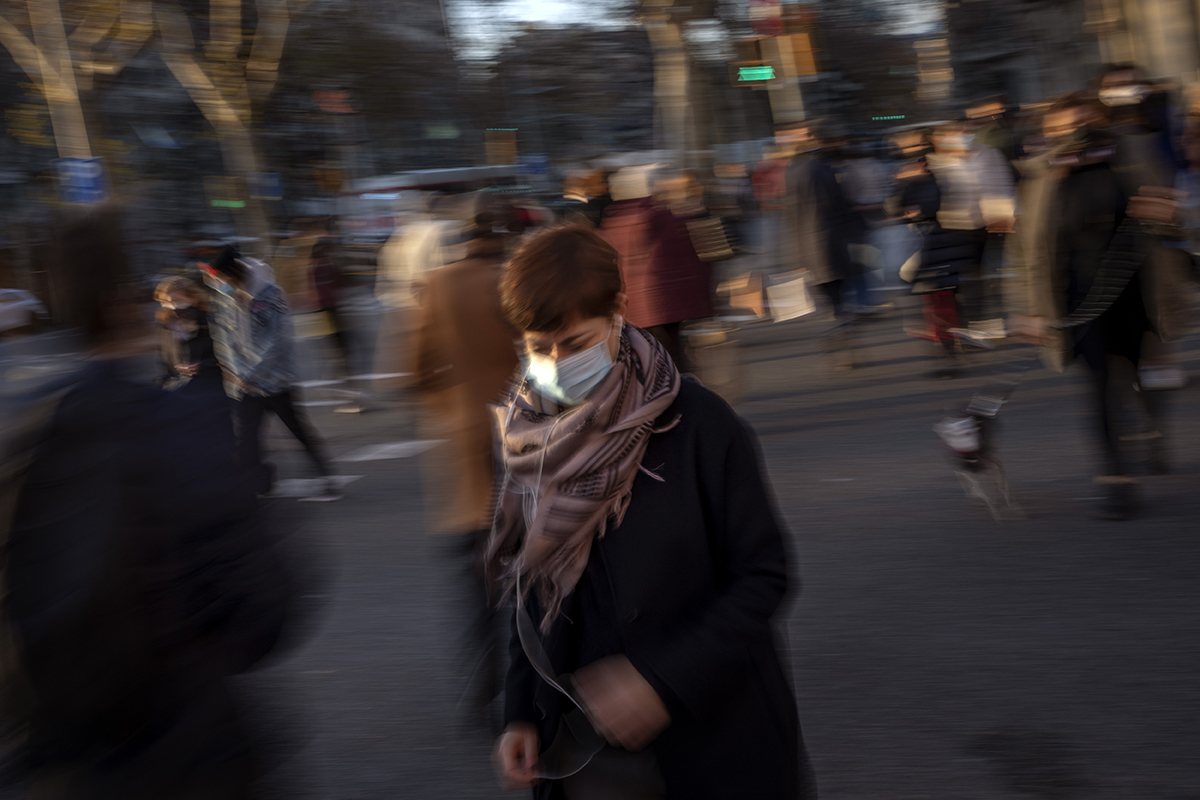 Una mujer con mascarilla quirúrgica pasea por el centro de Barcelona.